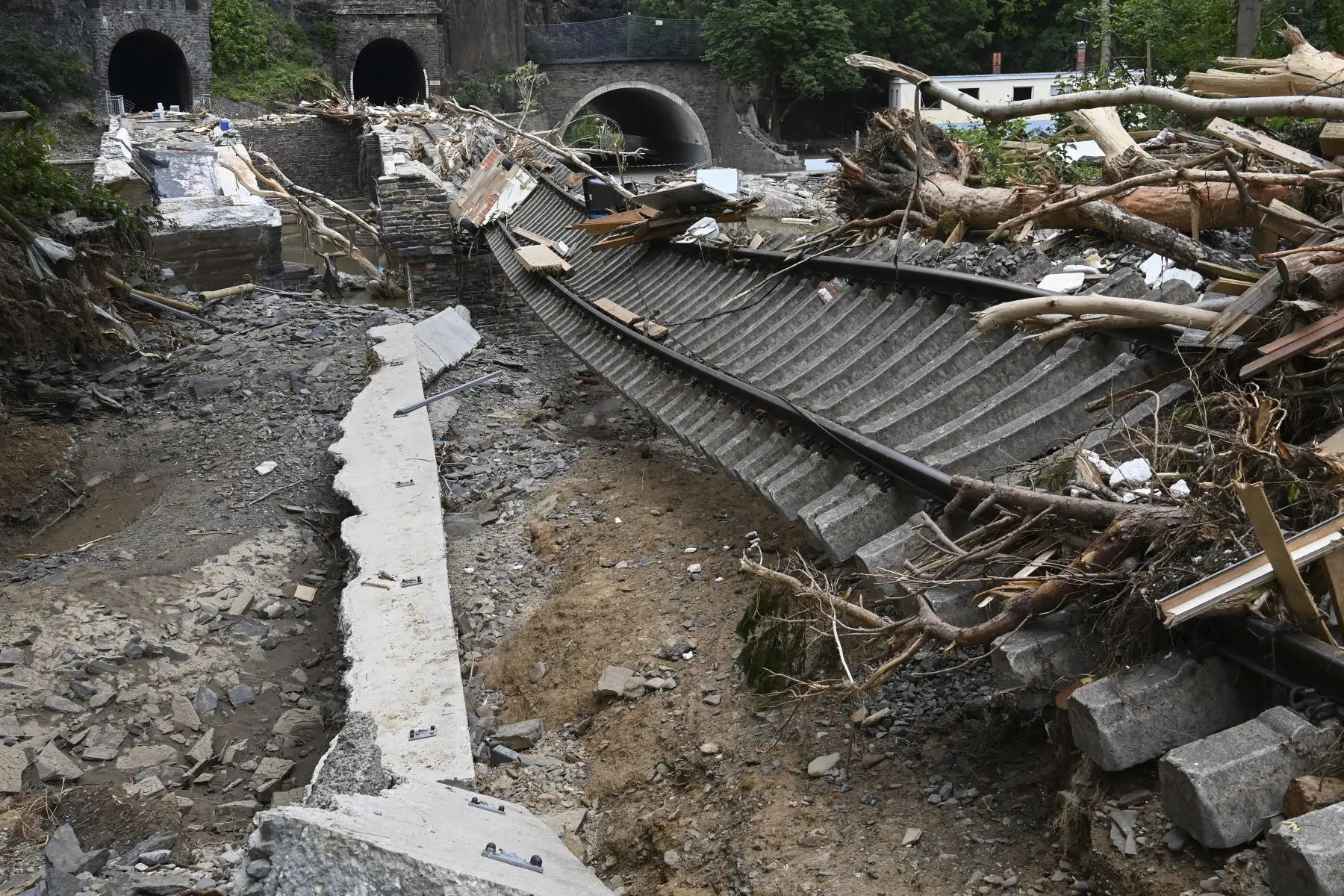 Escombros y árboles arrancados de raíz cuelgan sobre las dañadas vías férreas, en la ciudad de Altenahr, Renania-Palatinado, en el oeste de Alemania. Foto: AFP