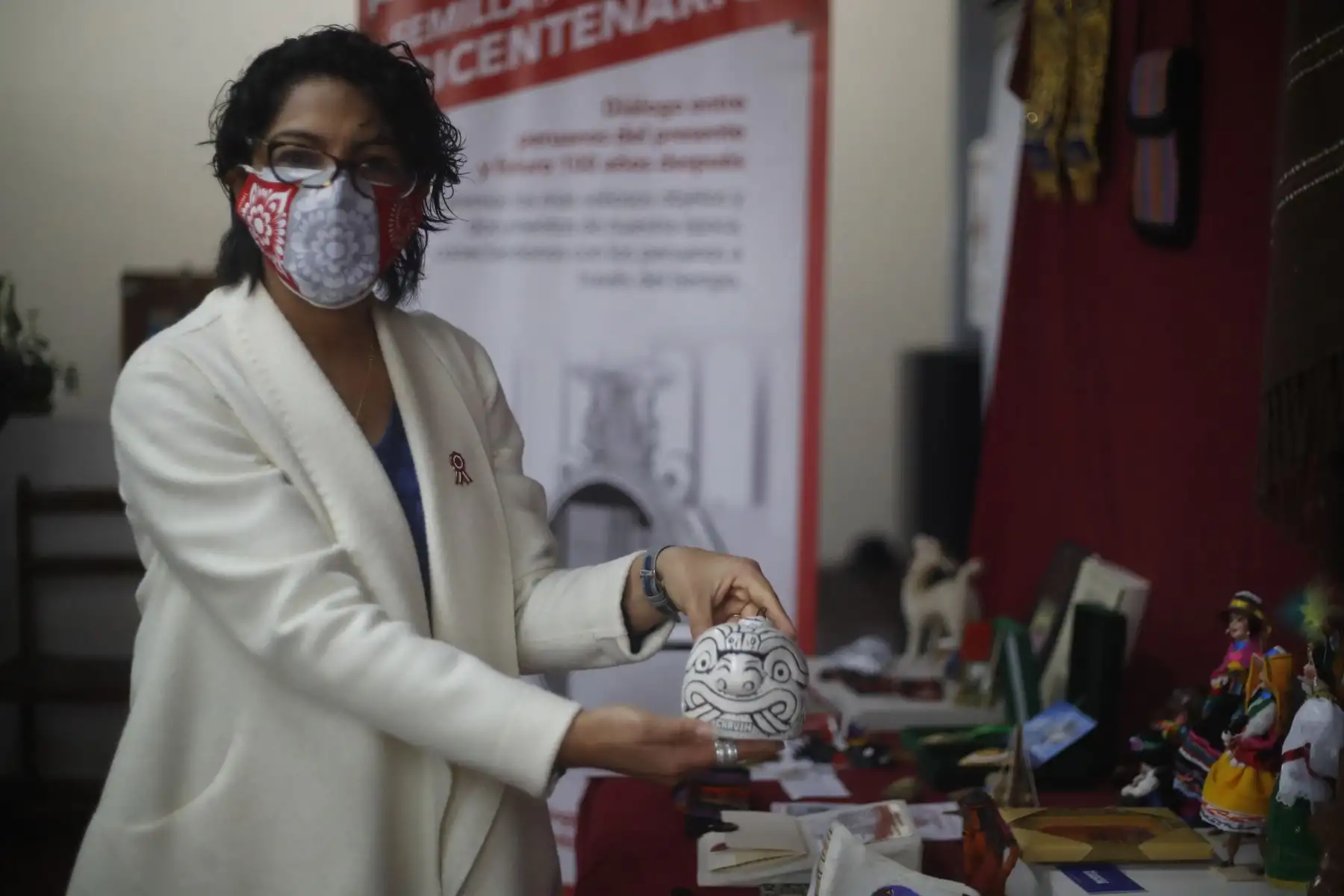 La viceministra de Patrimonio e Industrias Culturales, Leslie Urteagam, sostiene uno de los elementos que serán colocados en la Semilla del Tiempo.
 
Foto:ANDINA/Juan Carlos Guzman