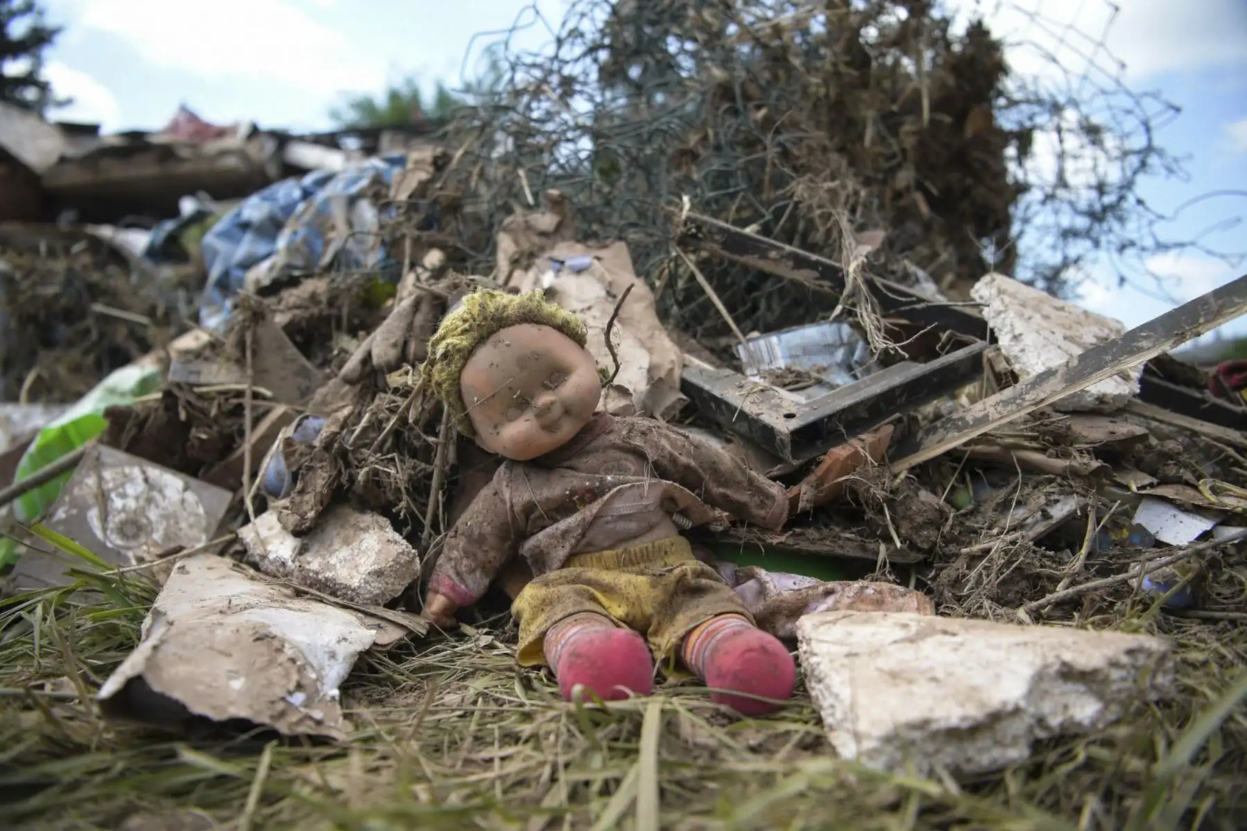 Una muñeca es fotografiada en un basurero público improvisado en Arloff, Alemania occidental. Foto: AFP
