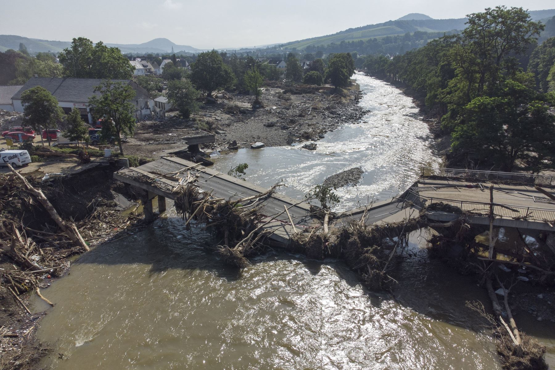 Una vista aérea muestra un puente sobre el río Ahr destruido por las inundaciones en Ahrweiler, estado de Renania-Palatinado, Alemania occidental. Foto: AFP