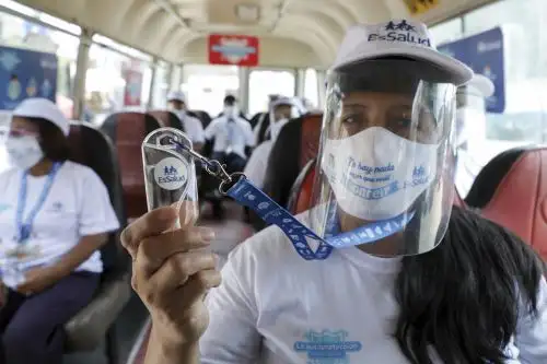 El SARS-CoV-2 se transmite principalmente por la vía respiratoria, pero también por objetos contaminados, como un protector facial. Foto: ANDINA/difusión.