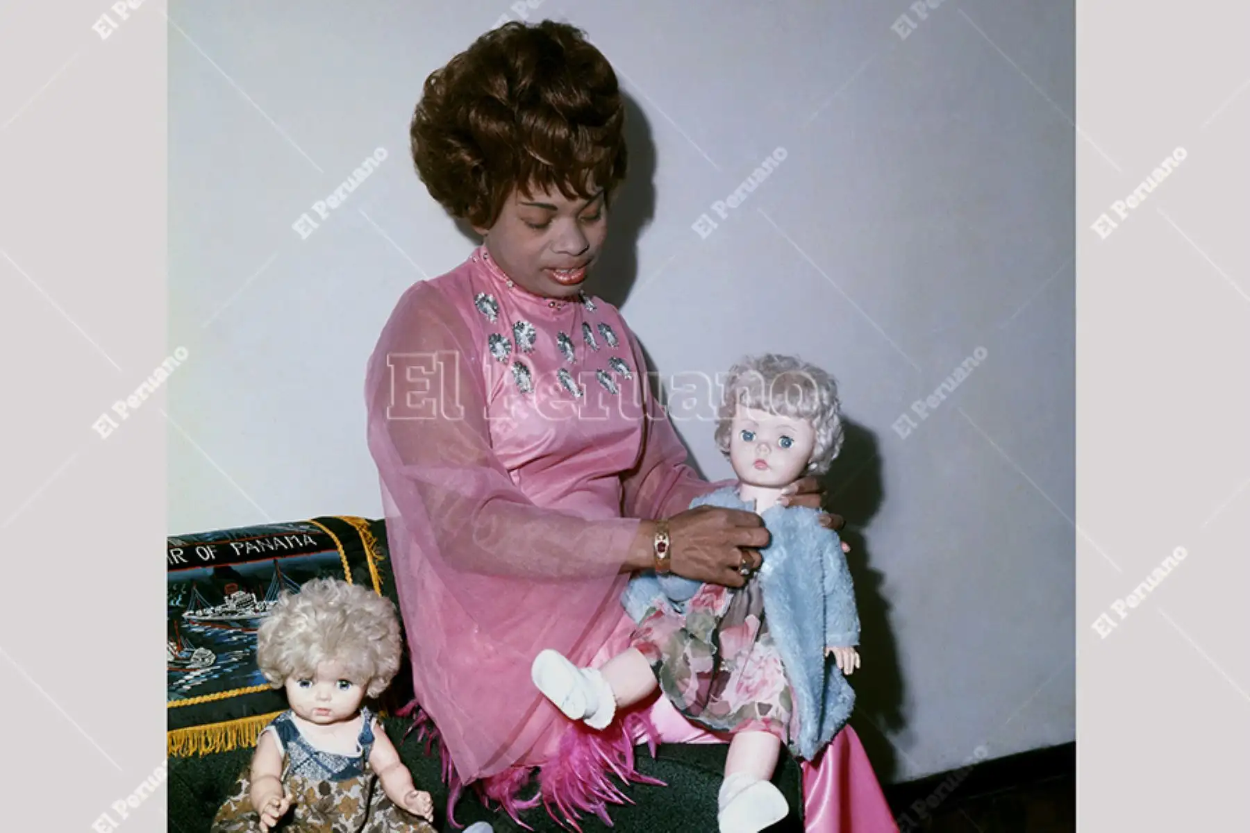 Lima - 1972 / Lucha Reyes con su colección de muñecas. Foto: Archivo Histórico de El Peruano