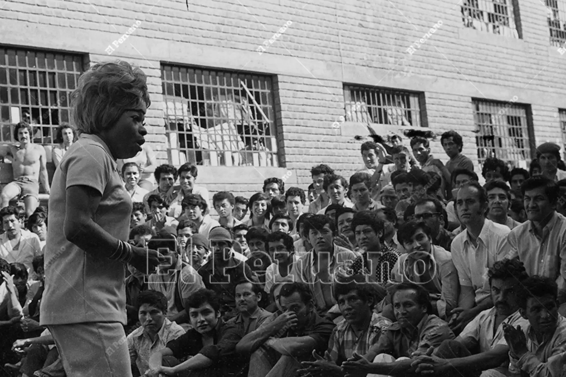 Lima - 2 enero 1973 / Lucha Reyes en la caravana crtística organizada por el diario La Crónica. Artistas del espectáculo y la música criolla se presentaron en en el Centro de Inculpados de Lurigancho. Foto: Archivo Histórico de El Peruano / Máximo Miralles