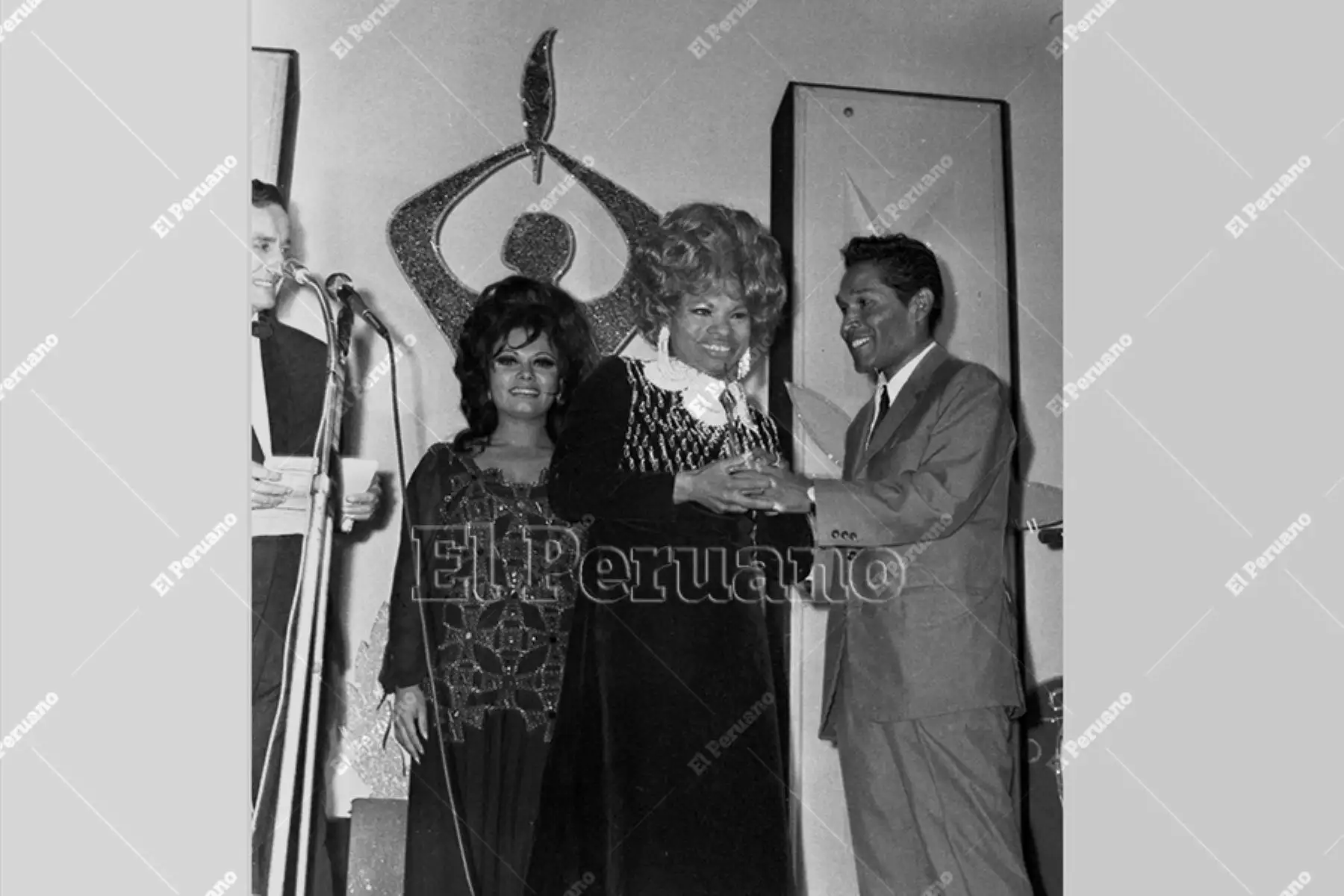 Lima - 1 mayo 2021 / La cantante criolla Lucha Reyes galardonada con el trofeo del  Círculo de Cronistas del Espéctaculo - CIRCE 1970. Foto: Archivo Histórico de El Peruano / Adrianzén