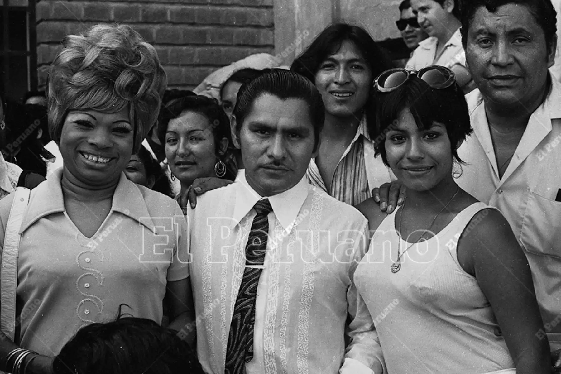 Lima - 2 enero 1973 / Lucha Reyes, Pablo Mesías y Lucía de la Cruz en la caravana artística organizada por el diario La Crónica. Artistas del espectáculo y la música criolla se presentaron en en el Centro de Inculpados de Lurigancho. Foto: Archivo Histórico de El Peruano / Máximo Miralles