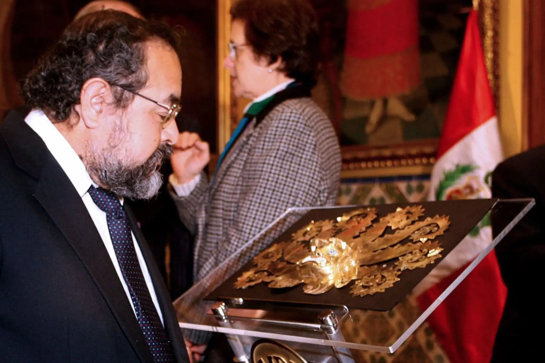 El arqueólogo peruano y director del Museo de la cultura Mochica de las Tumbas Reales de Sipán, Walter Alva (izq.) Observa en Lima un antiguo tocado peruano.

Foto: AFP