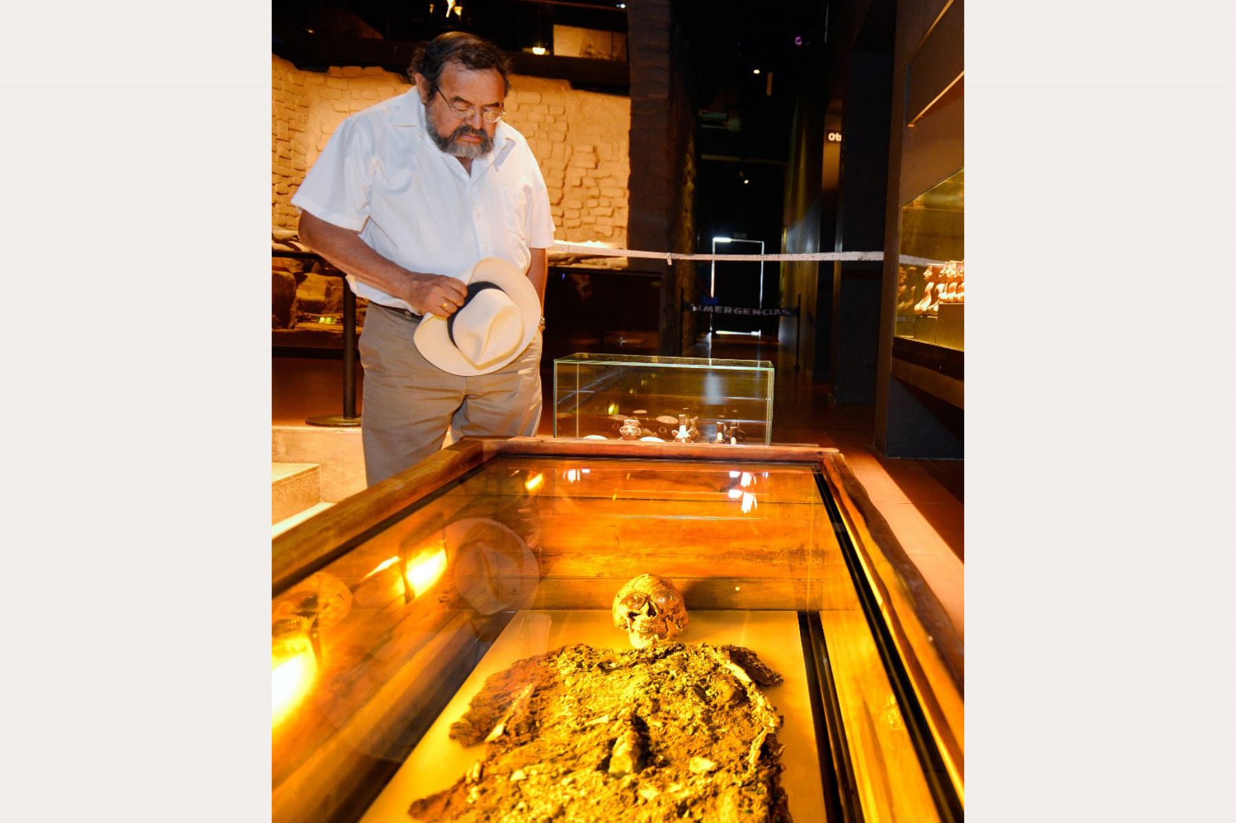 El arqueólogo peruano Walter Alva observa los restos del Señor de Sipán en el Museo Tumba Real en Lambayeque.

Foto: AFP