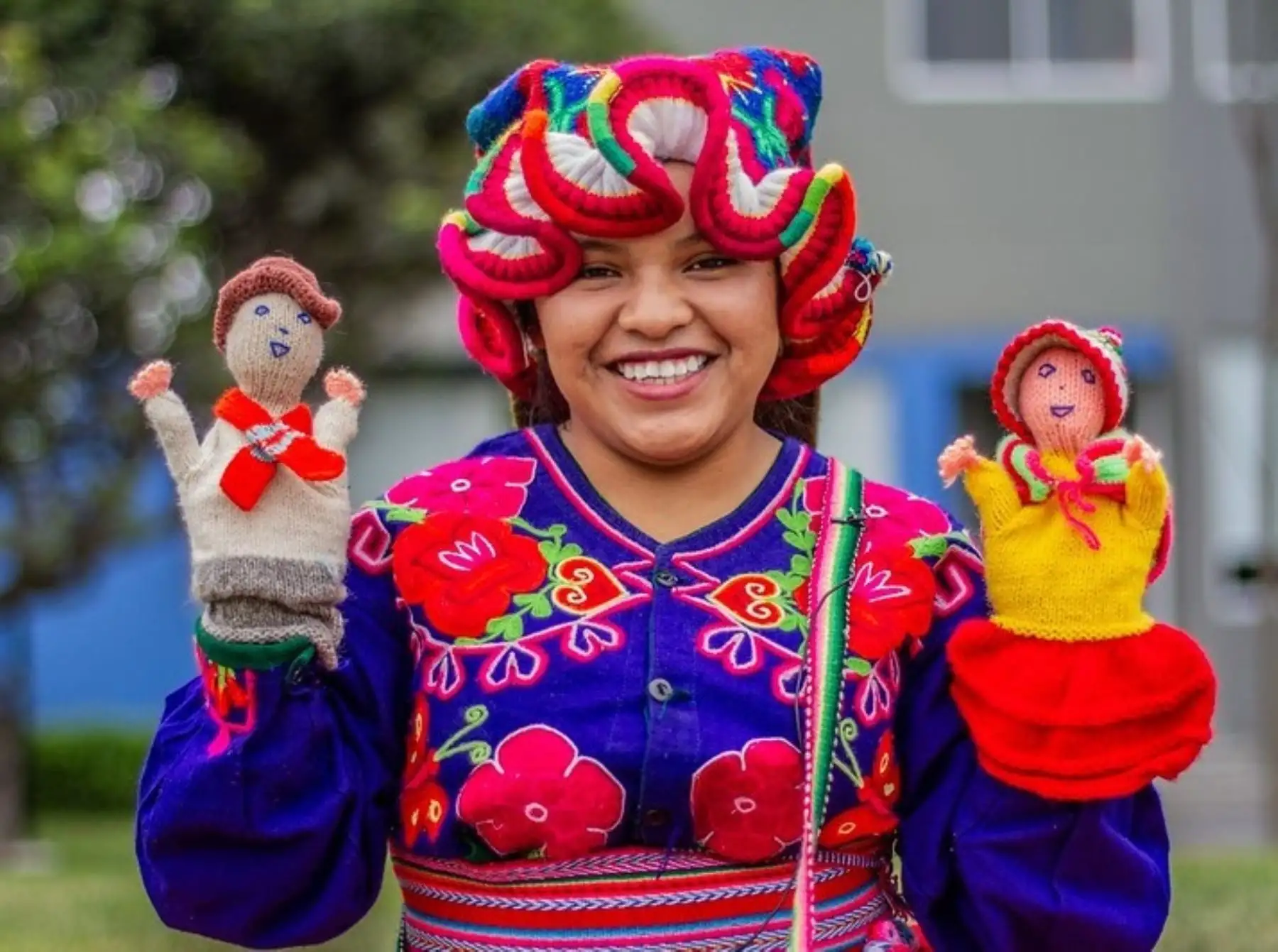 Ella es Yemily Cruz Quispe, la joven docente que trabaja para preservar la lengua aimara en Puno y cuyo proyecto recibió el reconocimiento como mejor investigación científica. Foto: ANDINA/Difusión.