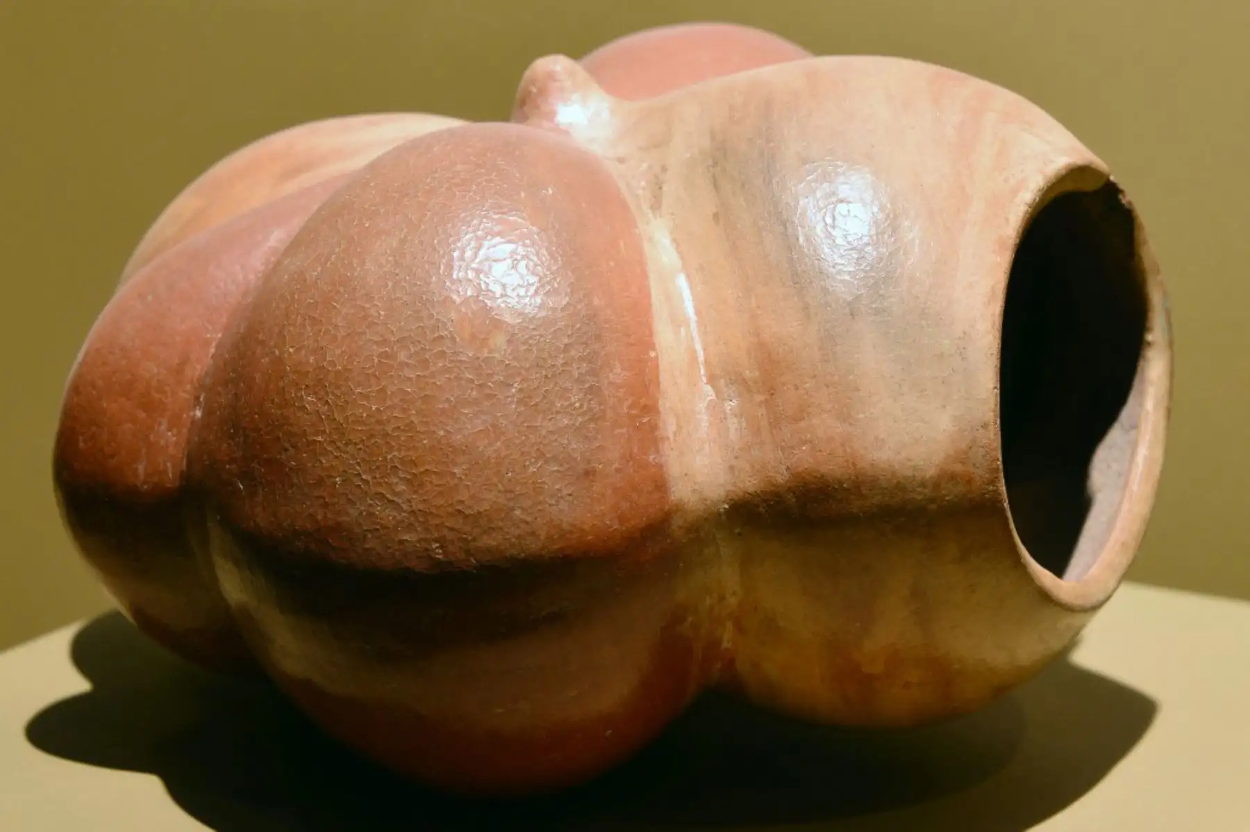 Una pieza de cerámica Mochica con aspecto de calabaza se exhibe en el Museo Tumba Real del Señor de Sipán en Lambayeque, 760 kilómetros al norte de Lima.

Foto: AFP
