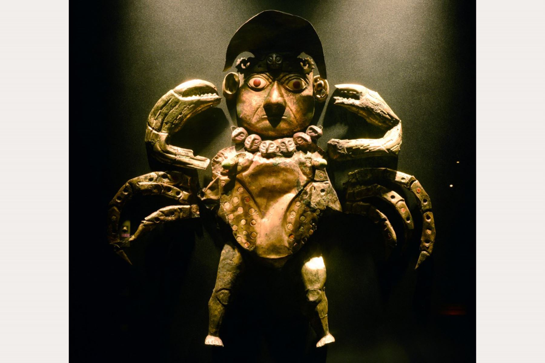 Una máscara ceremonial de cobre que representa un cangrejo con rostro humano se exhibe en el Museo Tumba Real del Señor de Sipán en Lambayeque.

Foto: AFP