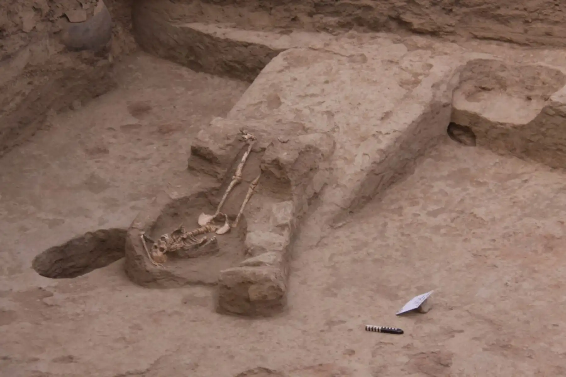 Sitio de excavación en un templo ceremonial de 1200 años de antigüedad utilizado para sacrificar mujeres, perteneciente a las culturas preincaicas de la región de Lambayeque.

Foto: AFP