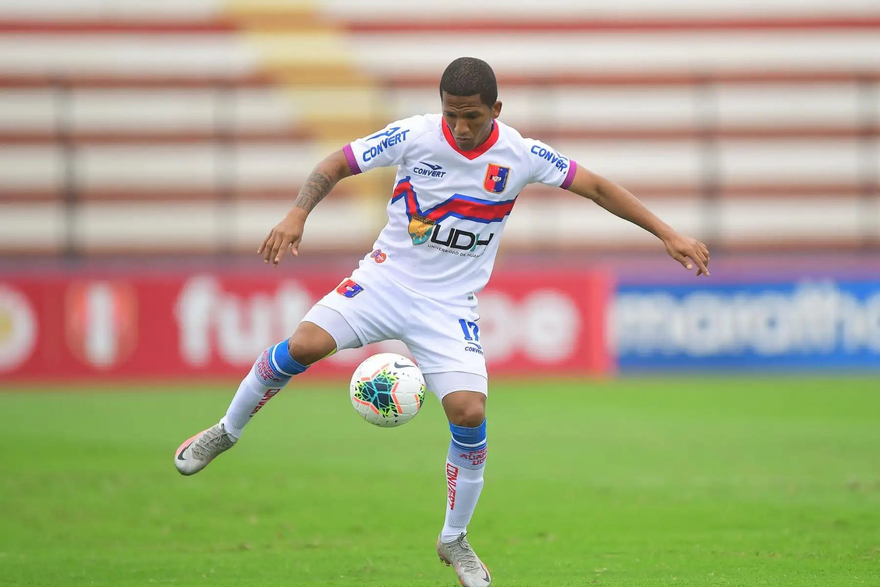 J. Morales de Alianza Universidad controla el balón durante partido por la primera fecha de la Liga 1, en el estadio Miguel Grau del Callao. Foto: Liga 1