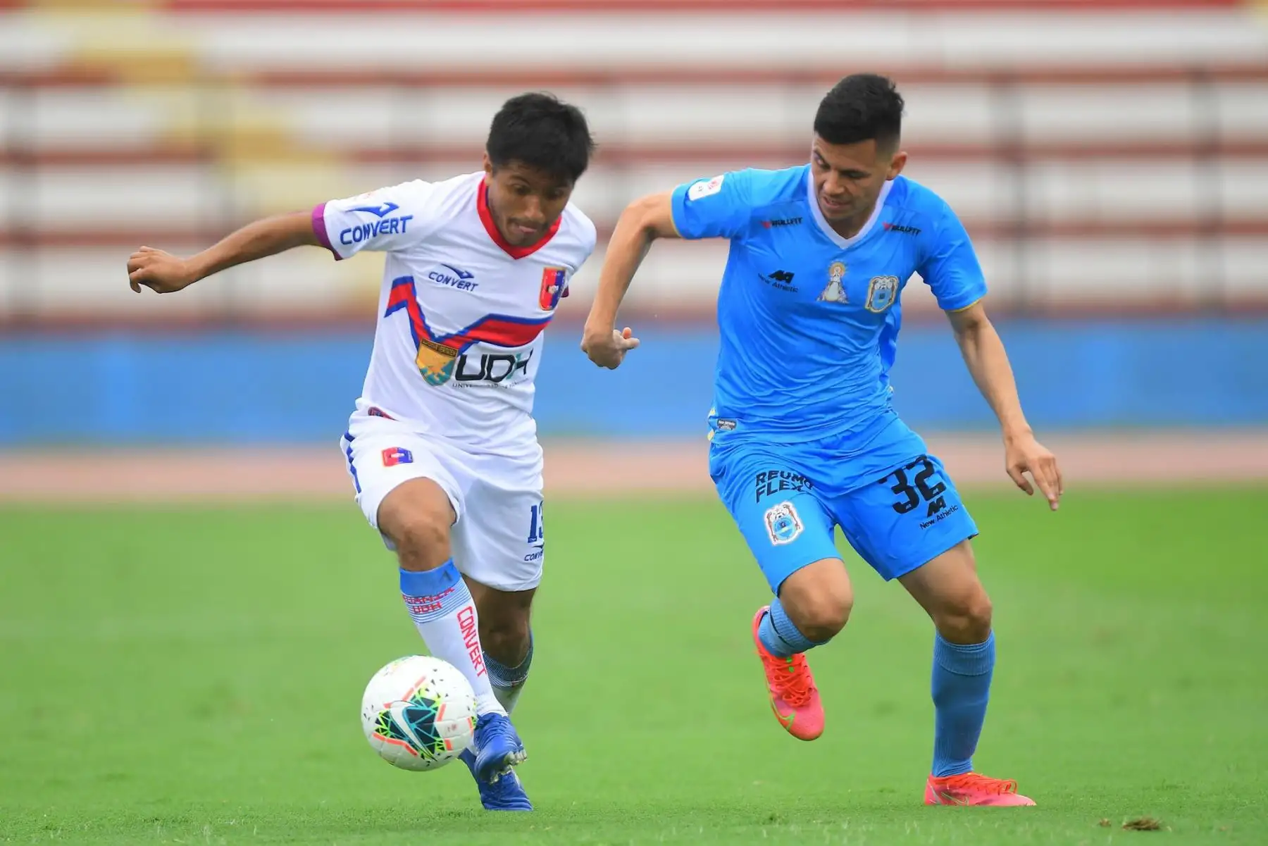 J. Morales de Alianza Universidad se enfrenta ante la marca J. Rosell de Binacional durante partido por la primera fecha de la Liga 1, en el estadio Miguel Grau del Callao. Foto: Liga 1