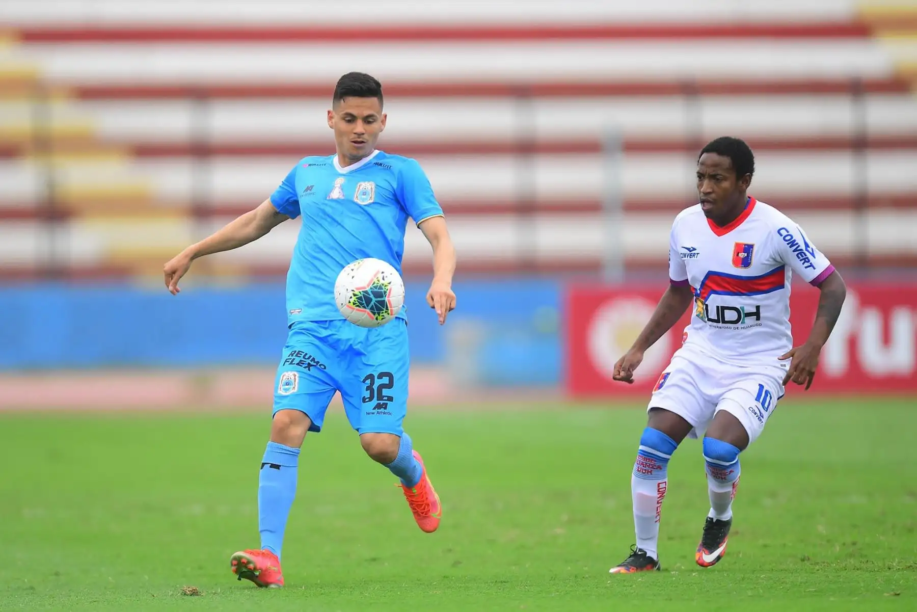 J. Rosell de Binacional se enfrenta ante la marca de J. Duran durante partido por la primera fecha de la Liga 1,  en el estadio Miguel Grau del Callao. Foto: Liga 1