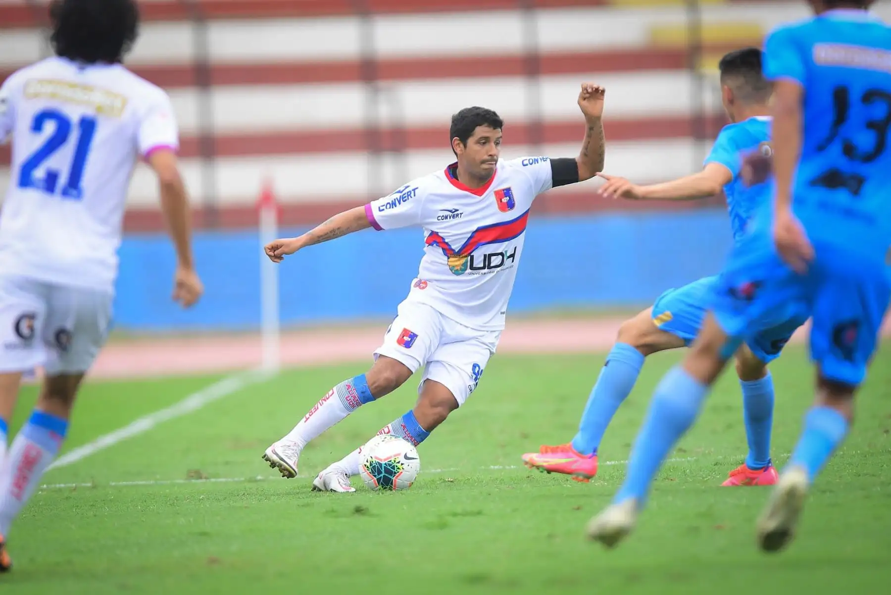 Reimond Manco de Alianza Universidad se enfrenta ante la marca de Binacional durante partido por la primera fecha de la Liga 1,  en el estadio Miguel Grau del Callao. Foto: Liga 1