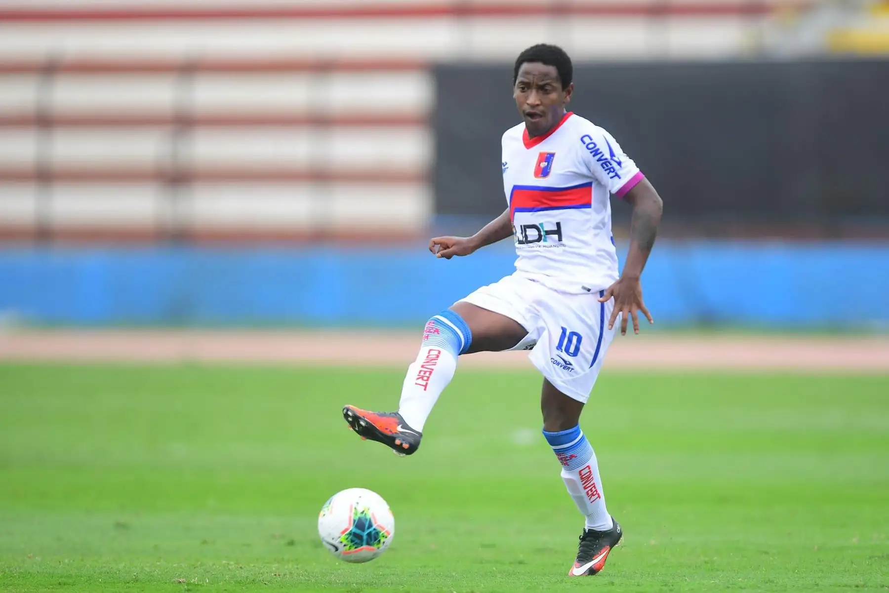 J. Duran de Alianza Universidad controla el balón durante partido por la primera fecha de la Liga 1, en el estadio Miguel Grau del Callao. Foto: Liga 1