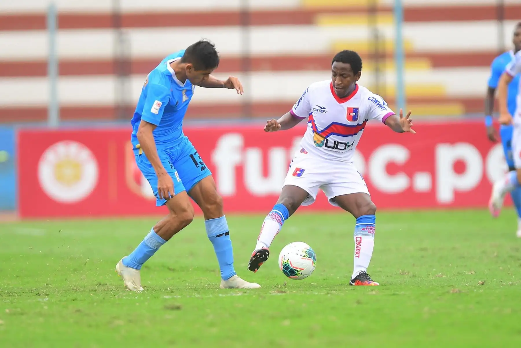 J. Duran de Alianza Universidad se enfrenta ante la marca de F. Mesones de Binacional durante partido por la primera fecha de la Liga 1,  en el estadio Miguel Grau del Callao. Foto: Liga 1