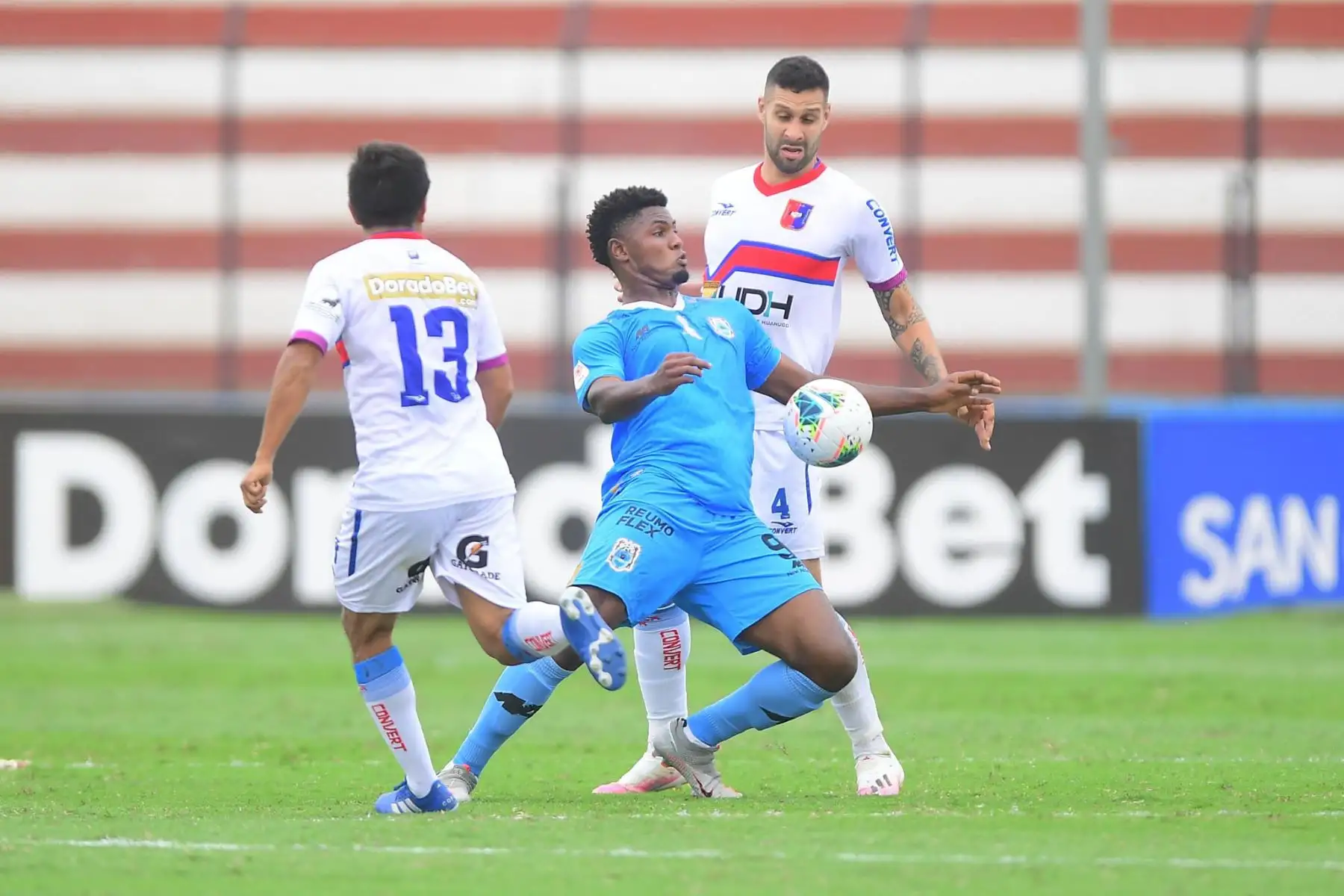 C. Neumann de Binacional se enfrenta ante la marca de J. Avila durante partido por la primera fecha de la Liga 1,  en el estadio Miguel Grau del Callao. Foto: Liga 1