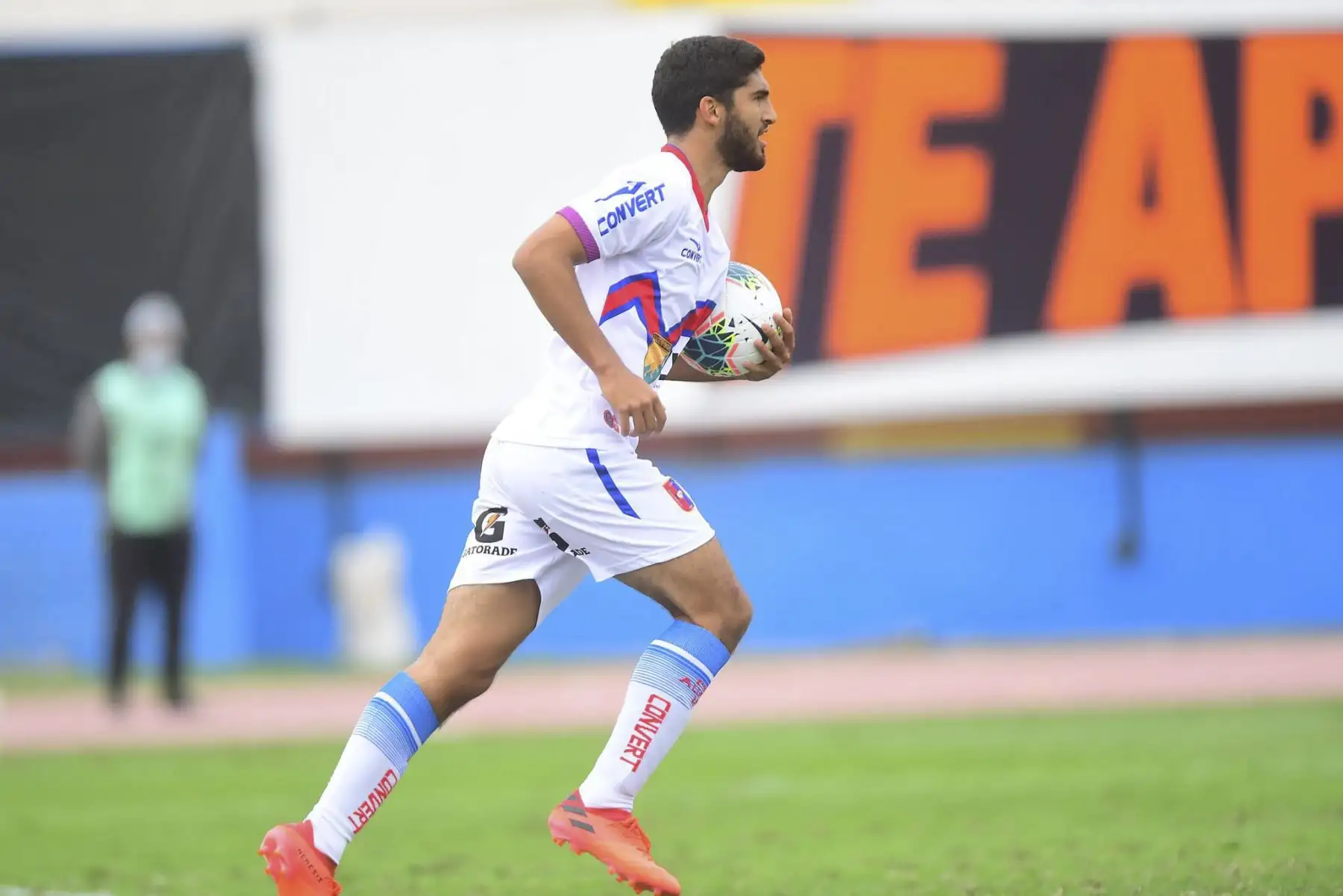 Renato Espinosa de Alianza Universidad puso el 1-1 
ante Binacional durante partido por la primera fecha de la Liga 1, en el estadio Miguel Grau del Callao. Foto: Liga 1