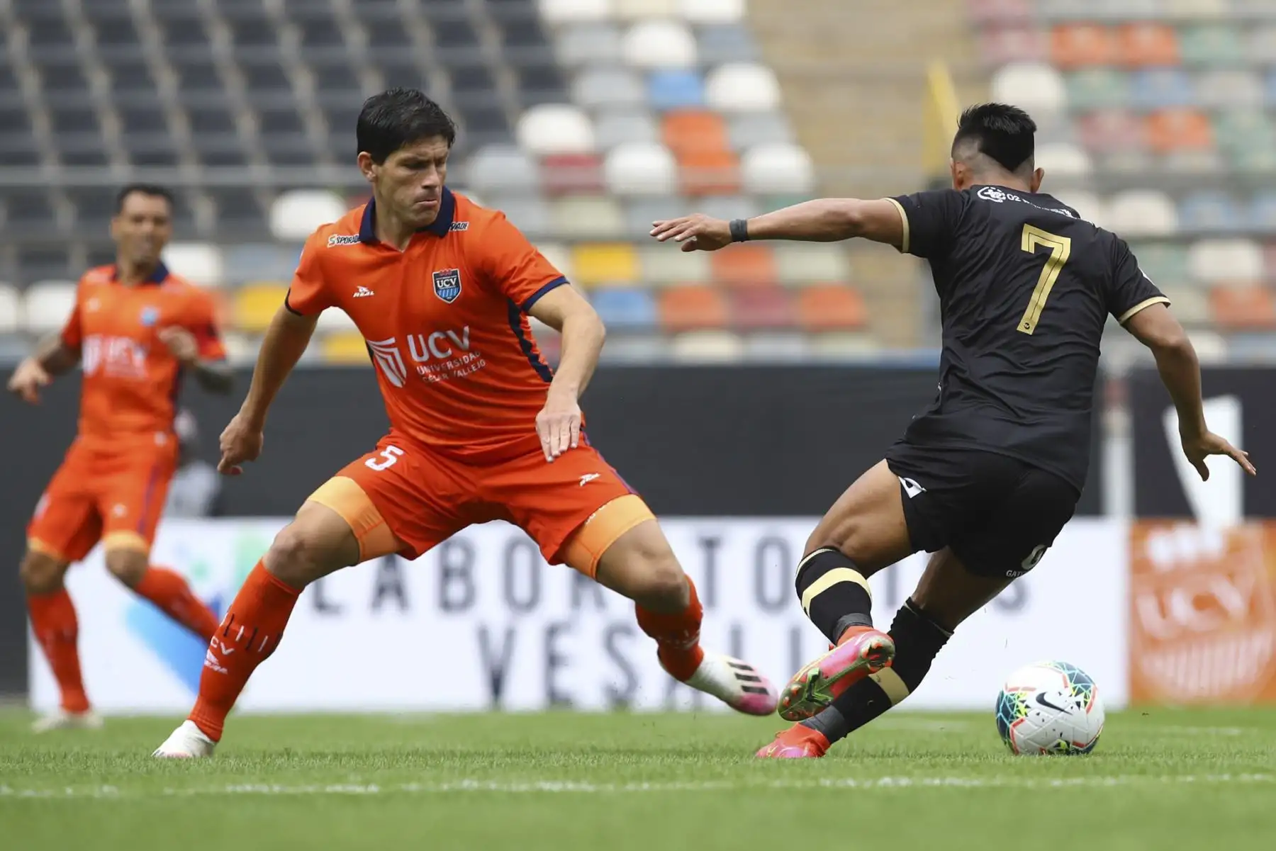 E. Ciucci de Cesar Vallejo se enfrenta ante la marca de M. Carranza de Cusco FC por la primera fecha de la Liga 1, en el estadio Monumental. Foto: Liga 1