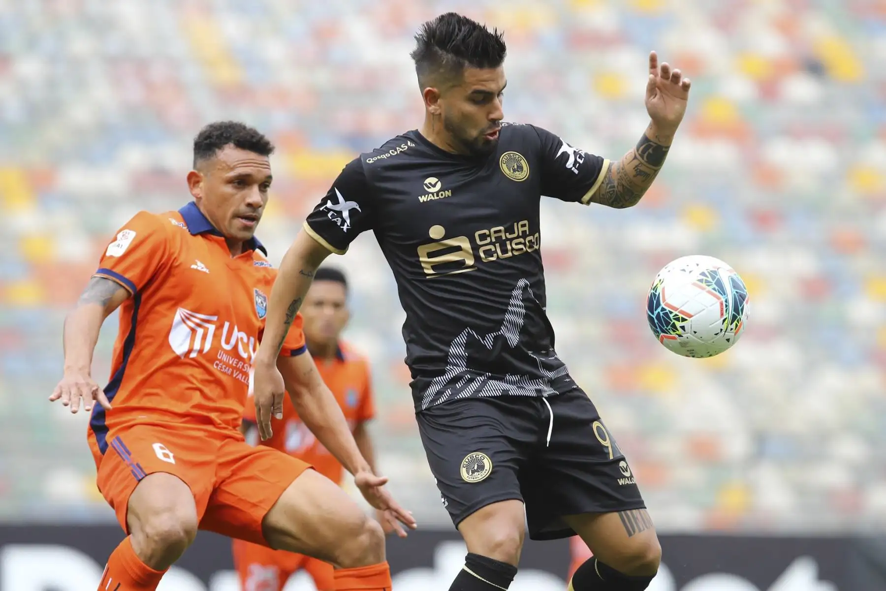V. Cedrón de Cusco FC se enfrenta ante la marca de Cesar Vallejo durante partido por la primera fecha de la Liga 1, en el estadio Monumental. Foto: Liga 1