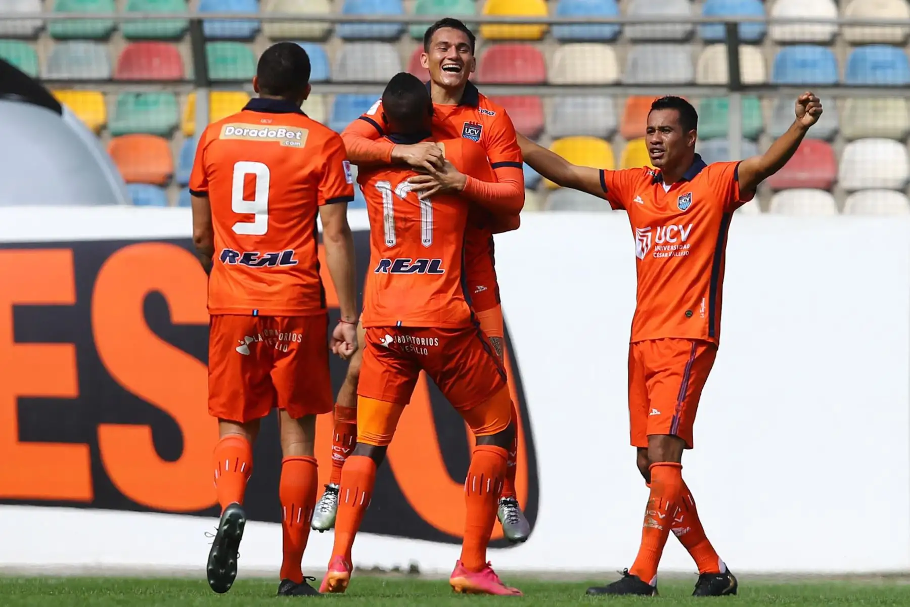 Jairo Velez de Cesar Vallejo celebra con sus compañeros tras marcar el primer gol ante Cusco FC durante partido por la primera fecha de la Liga 1, en el estadio Monumental. Foto: Liga 1