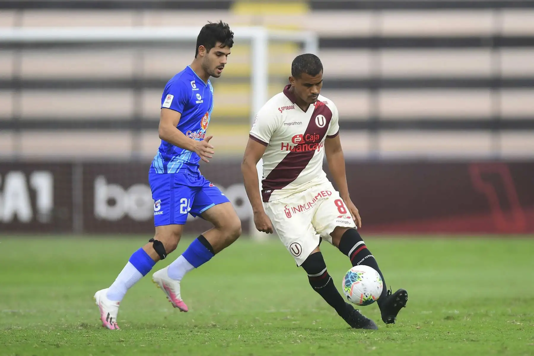 N. Quina de Universitario se enfrenta por el balón ante la marca de D. Saffadi de Alianza Atlético durante partido por la primera fecha de la Liga 1, en el Estadio Miguel Grau del Callao. Foto: Liga 1