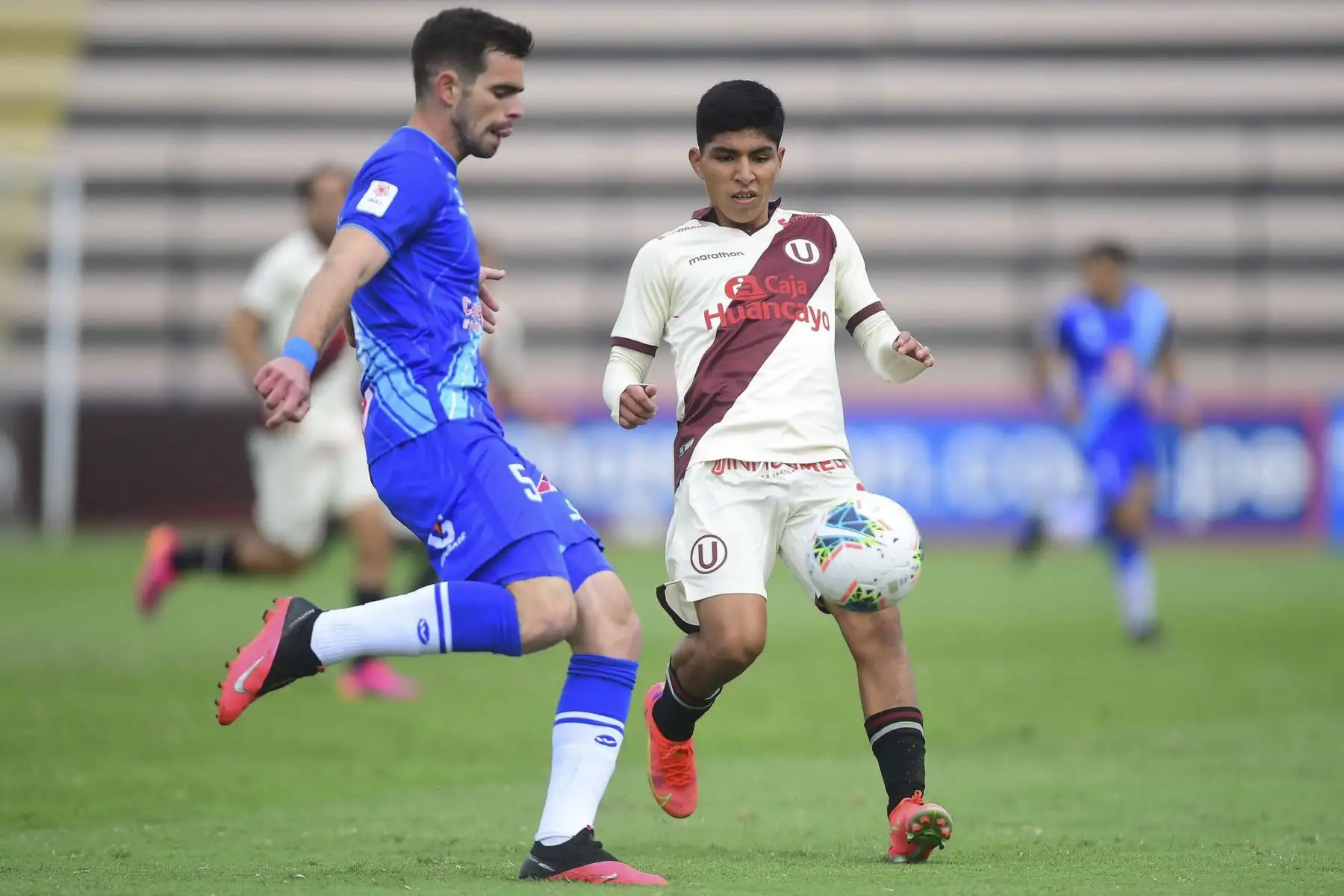 M. Ganoza de Alianza Atlético se enfrenta por el balón ante la marca de su rival de Universitario durante partido por la primera fecha de la Liga 1, en el Estadio Miguel Grau del Callao. Foto: Liga 1