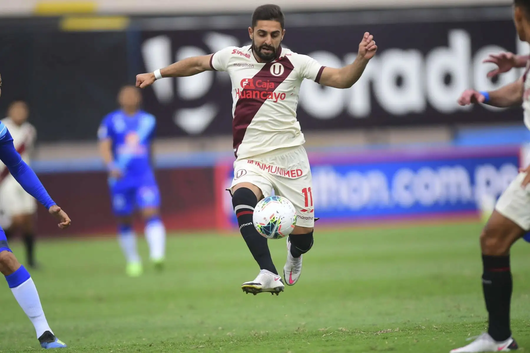 L. Urruti de Universitario controla el balón durante partido ante Alianza Atlético por la primera fecha de la Liga 1, en el Estadio Miguel Grau del Callao. Foto: Liga 1