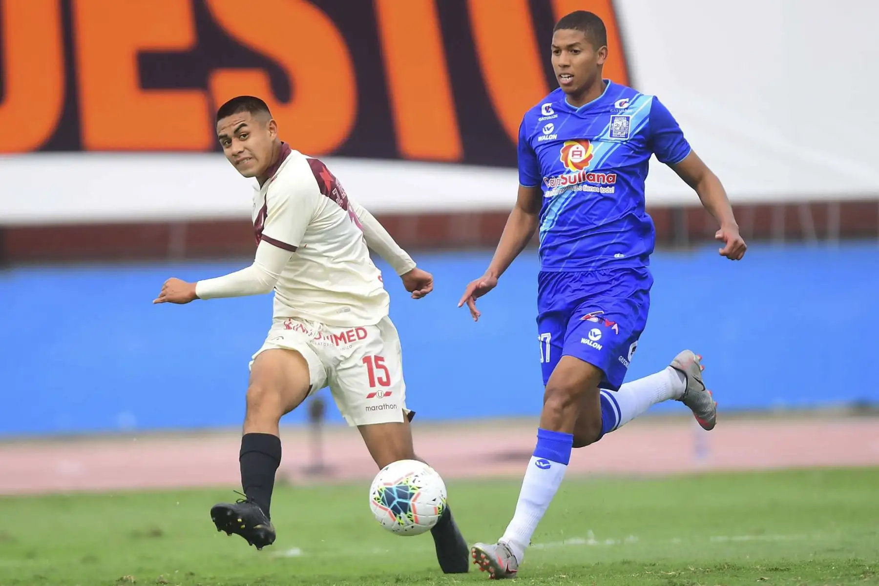 J. Zeballos de Universitario lucha por el balón ante la marca de su rival de Alianza Atlético durante partido por la primera fecha de la Liga 1, en el Estadio Miguel Grau del Callao. Foto: Liga 1