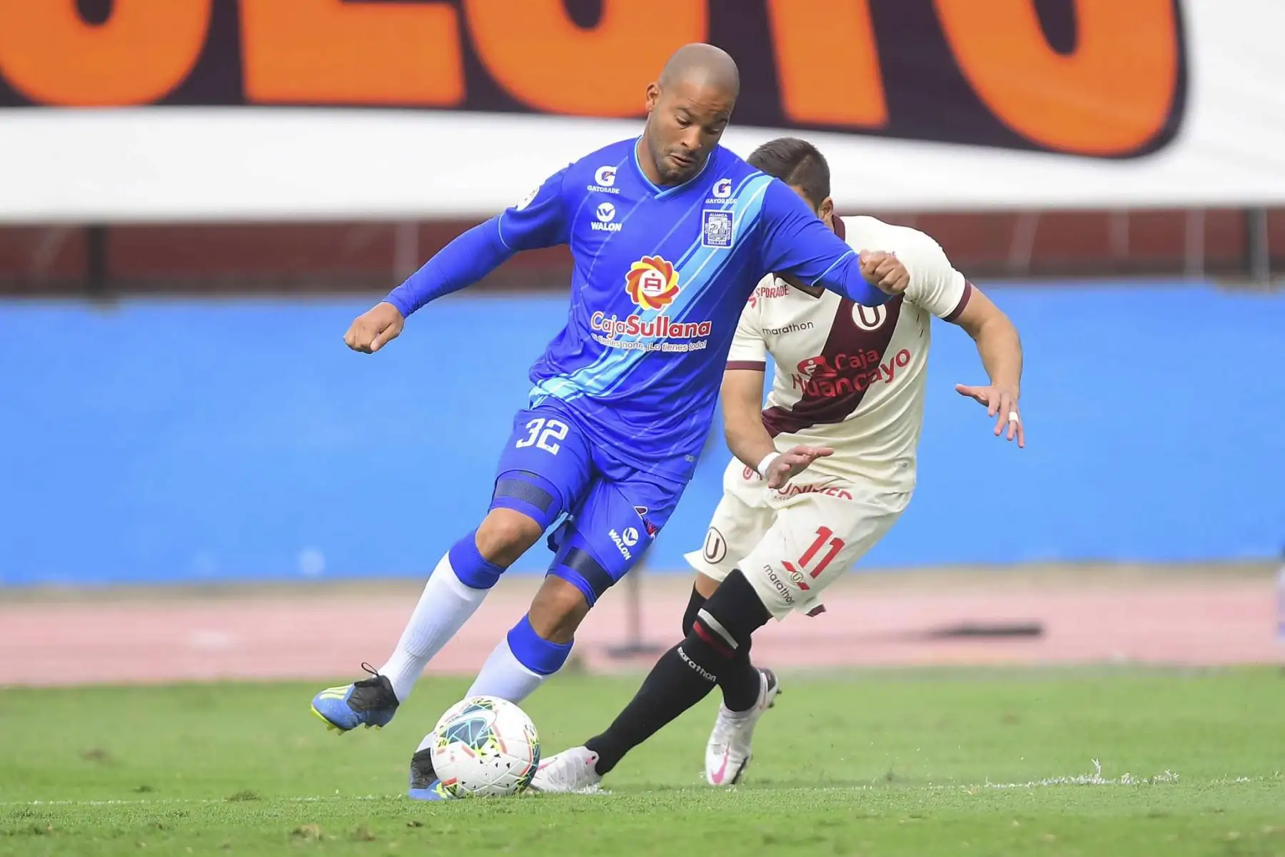 Alberto Rodríguez de Alianza Atlético se enfrenta ante la marca   de Universitario se enfrenta por el balón ante la marca de L. Urruti de Universitario durante partido por la primera fecha de la Liga 1, en el Estadio Miguel Grau del Callao. Foto: Liga 1