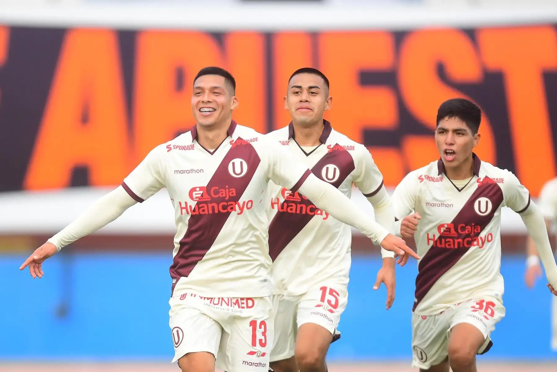 Gerson Barreto de Universitario celebra con sus compañeros tras anotar el 1-0 ante Alianza Atlético durante partido por la primera fecha de la Liga 1, en el Estadio Miguel Grau del Callao. Foto: Liga 1