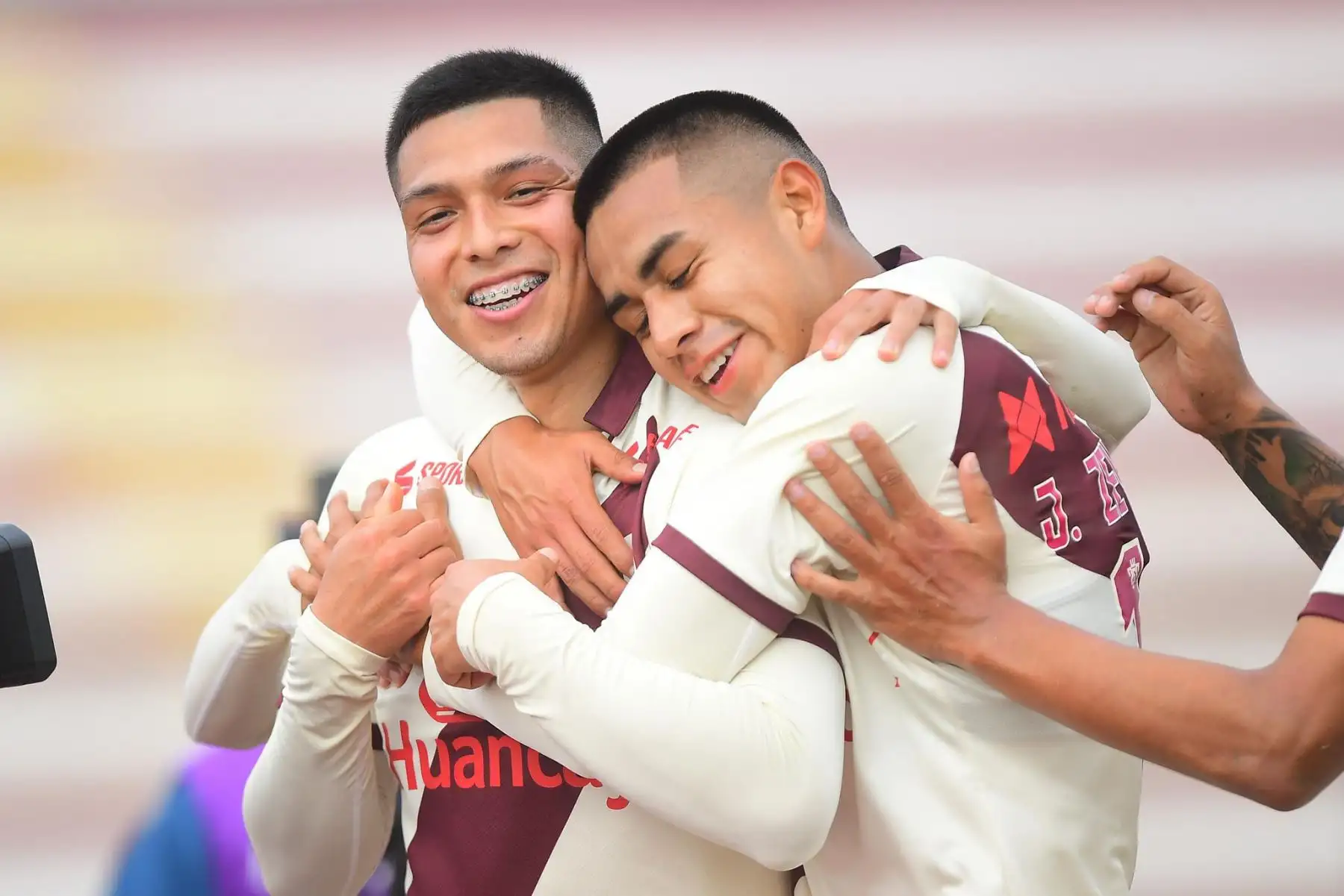 Gerson Barreto de Universitario celebra con sus compañeros tras anotar el 1-0 ante Alianza Atlético durante partido por la primera fecha de la Liga 1, en el Estadio Miguel Grau del Callao. Foto: Liga 1