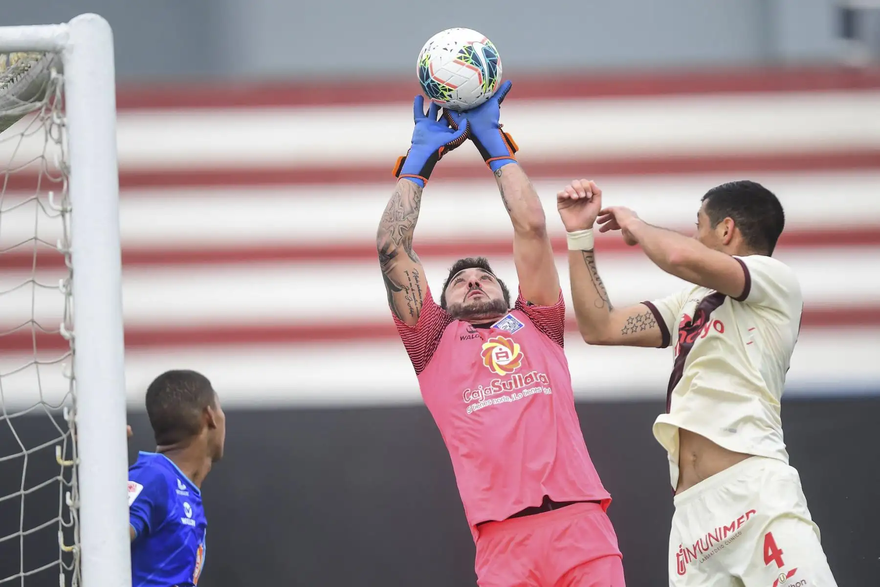 El portero I. Barrios de Alianza Atlético intenta controlar el remate de Universitario durante partido por la primera fecha de la Liga 1, en el Estadio Miguel Grau de Callao. Foto: Liga 1