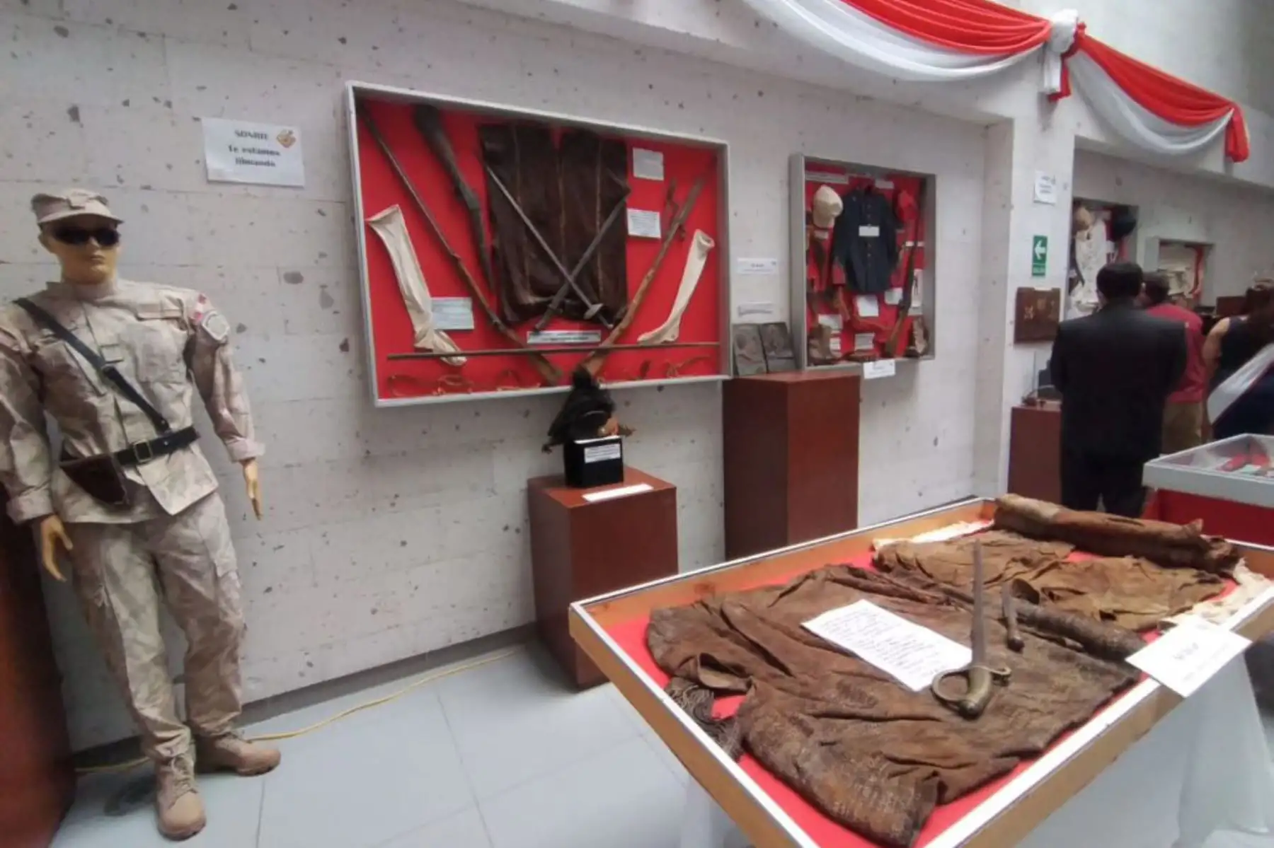 La exposición "Vestigios de la Guerra con Chile y otras piezas históricas" estará abierta al público en el primer piso de la municipalidad de Socabaya hasta el 13 de agosto. Foto: ANDINA/Cortesía Rocío Méndez
