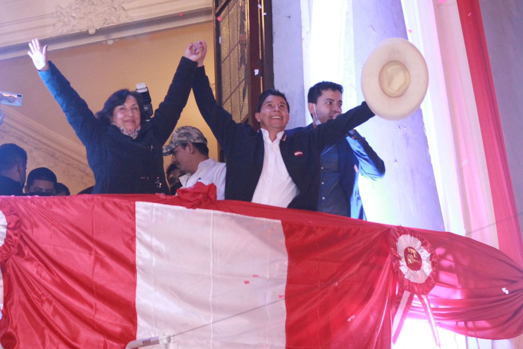 El presidente electo Pedro Castillo, se dirige a sus  simpatizantes en el local partidario de Perú Libre, Tras  proclamación del Jurado Nacional de Elecciones.
Foto: ANDINA/Jhony Laurente