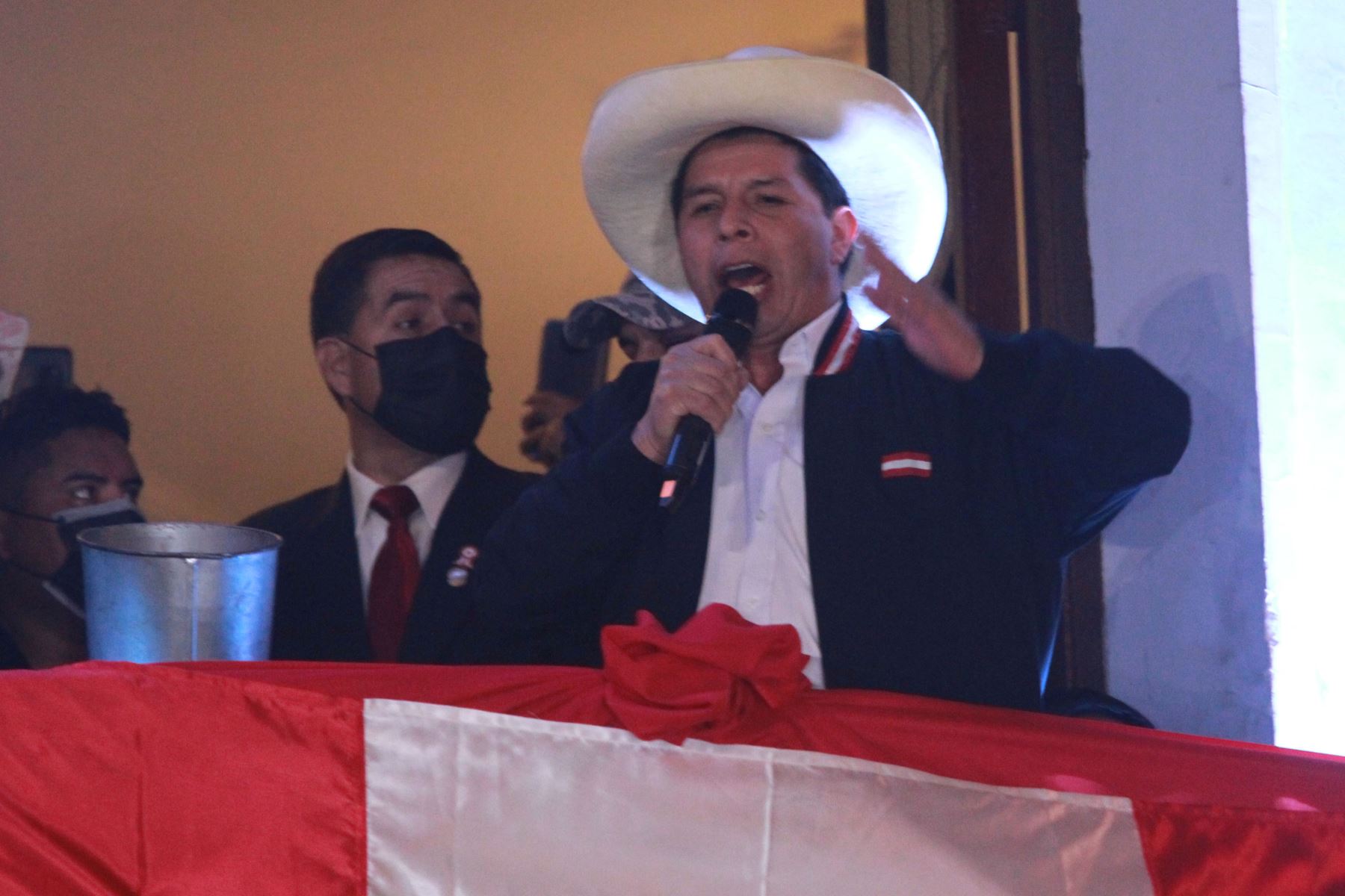 El presidente electo Pedro Castillo, se dirige a sus  simpatizantes en el local partidario de Perú Libre, Tras  proclamación del Jurado Nacional de Elecciones.
Foto: ANDINA/Jhony Laurente