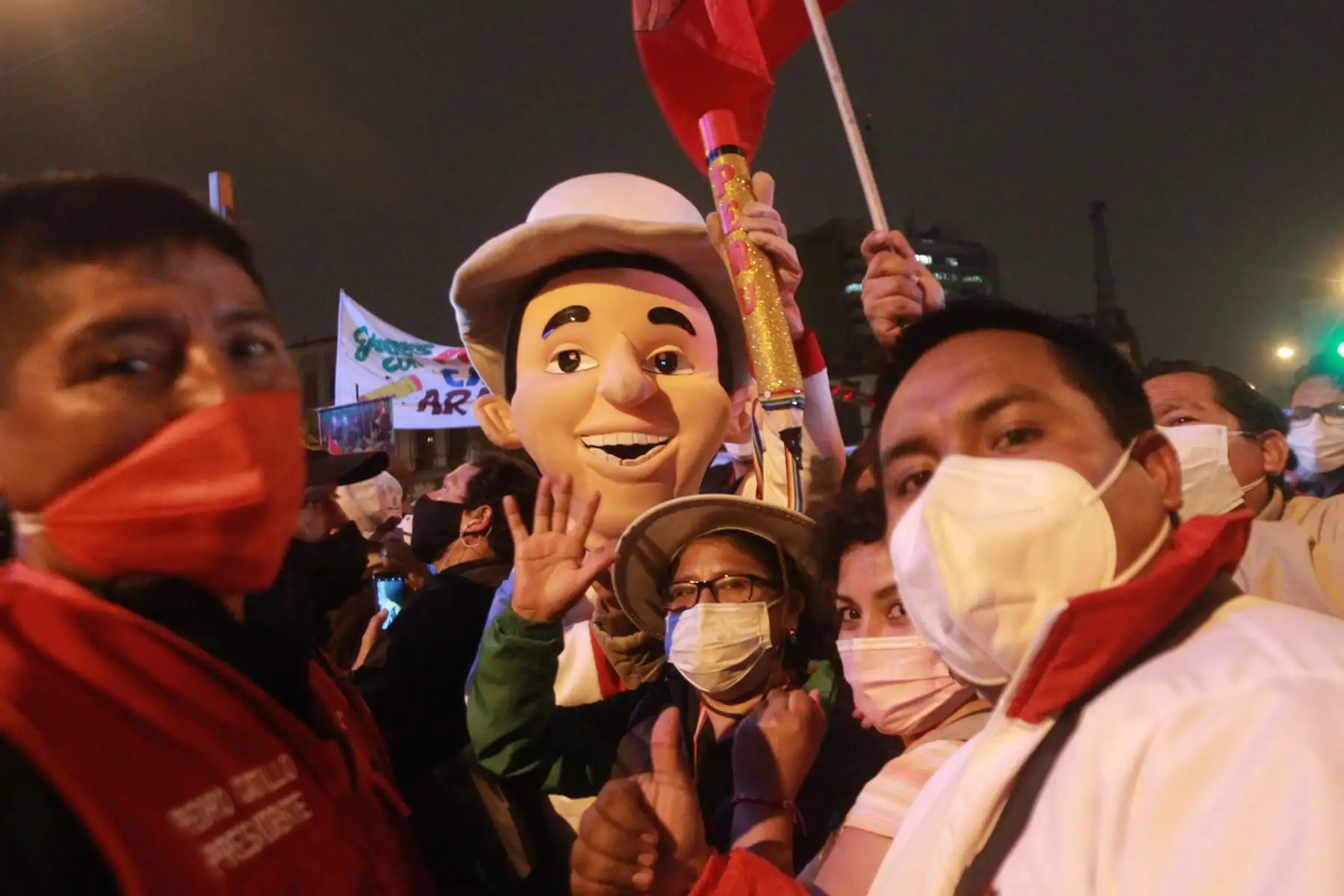 Simpatizantes del  presidente electo Pedro Castillo, salen a las calles a celebrar, tras  la proclamación del Jurado Nacional de Elecciones.
Foto: ANDINA/ Jhony Laurente