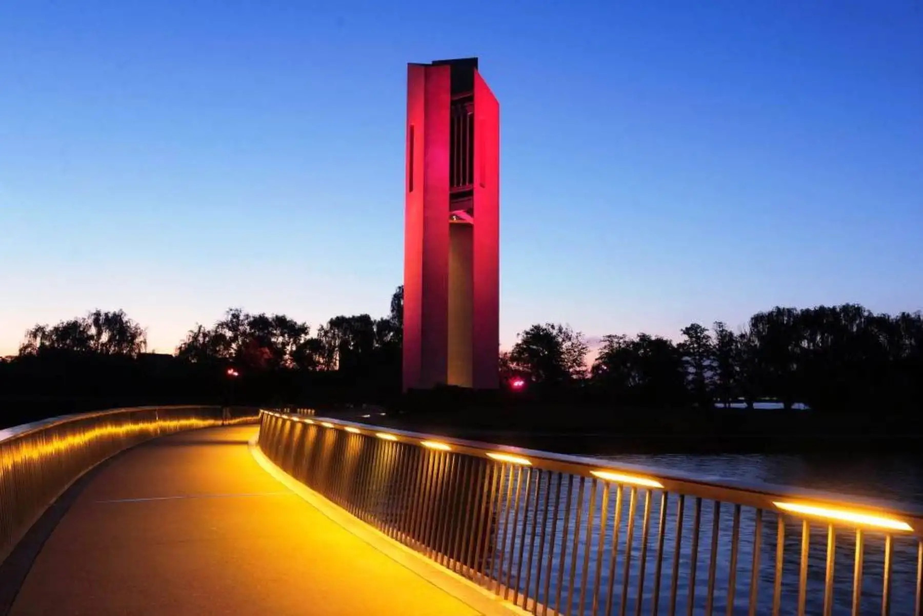 El emblemático edificio National Carillon, ubicado en el centro Canberra, capital de Australia, fue iluminada con los colores rojo y blanco del Perú. Foto: ANDINA.