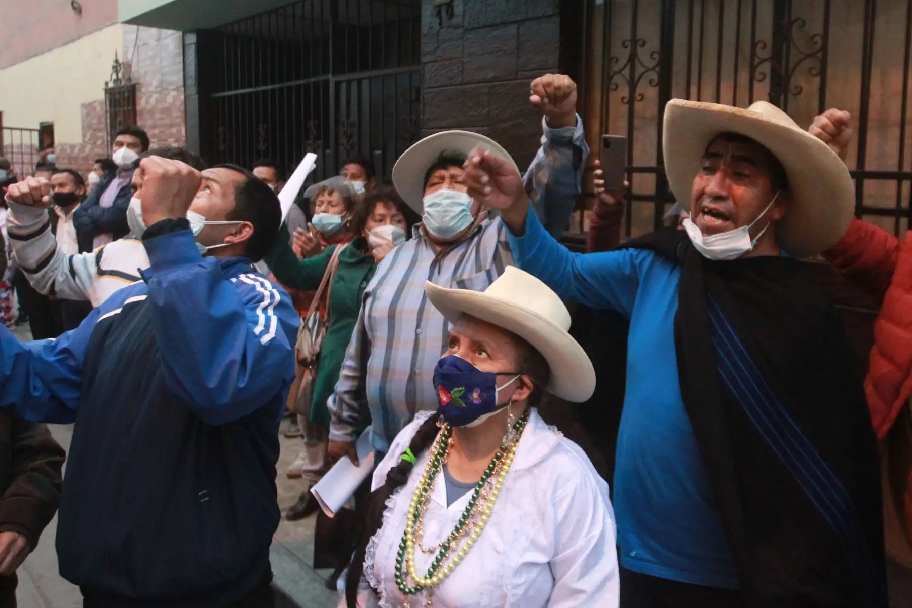 Simpatizantes del  presidente electo Pedro Castillo, salen a las calles a celebrar, tras  la proclamación del Jurado Nacional de Elecciones.
Foto: ANDINA/ Jhony Laurente