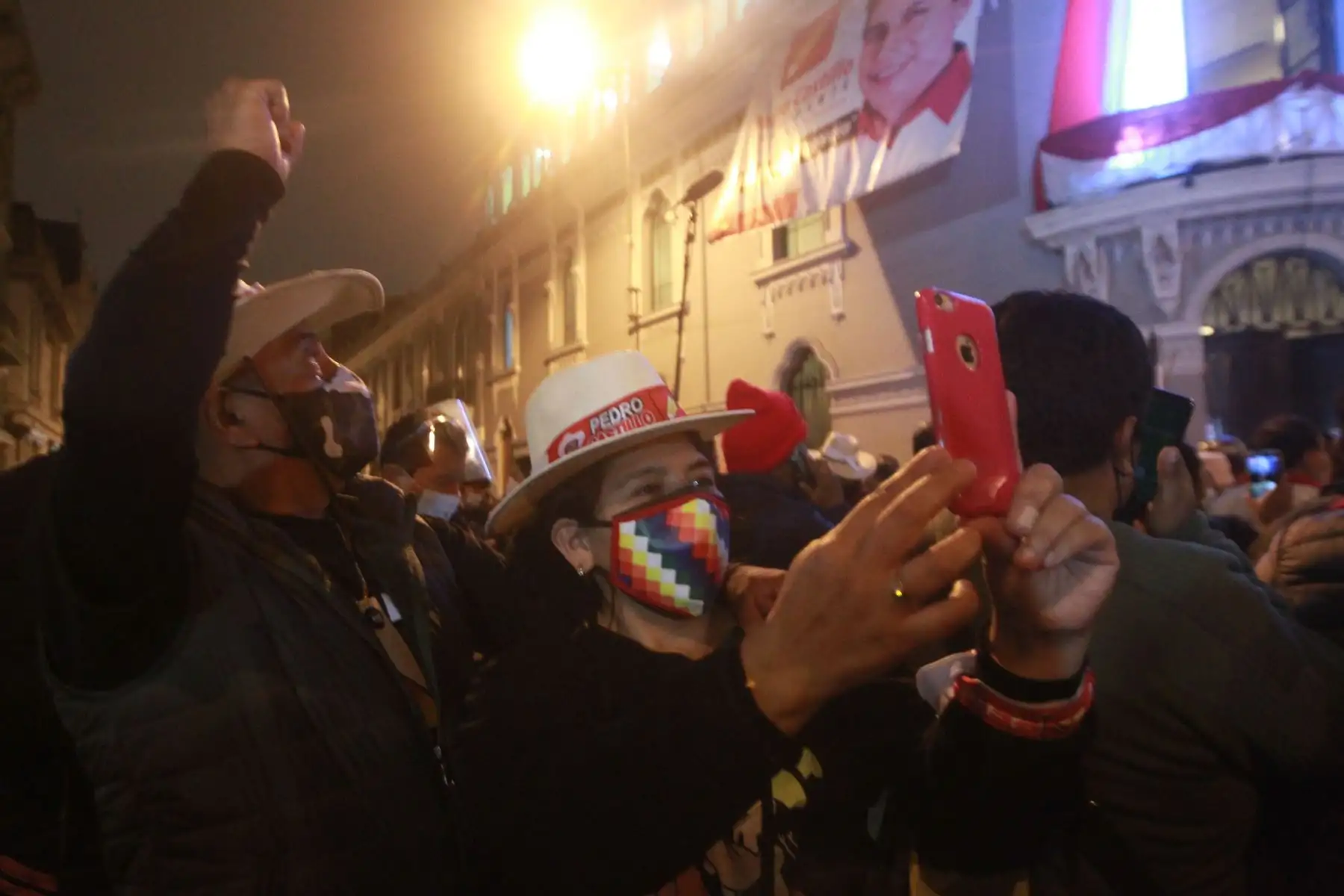 Simpatizantes del  presidente electo Pedro Castillo, salen a las calles a celebrar, tras  la proclamación del Jurado Nacional de Elecciones.
Foto: ANDINA/ Jhony Laurente