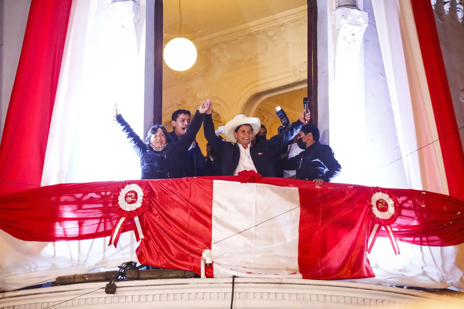 El electo presidente de la República, Pedro Castillo Terrones, hizo un llamado a la unidad de los ciudadanos y anunció un gobierno justo, soberano y digno para todos los peruanos.
Foto: ANDINA/Renato Pajuelo