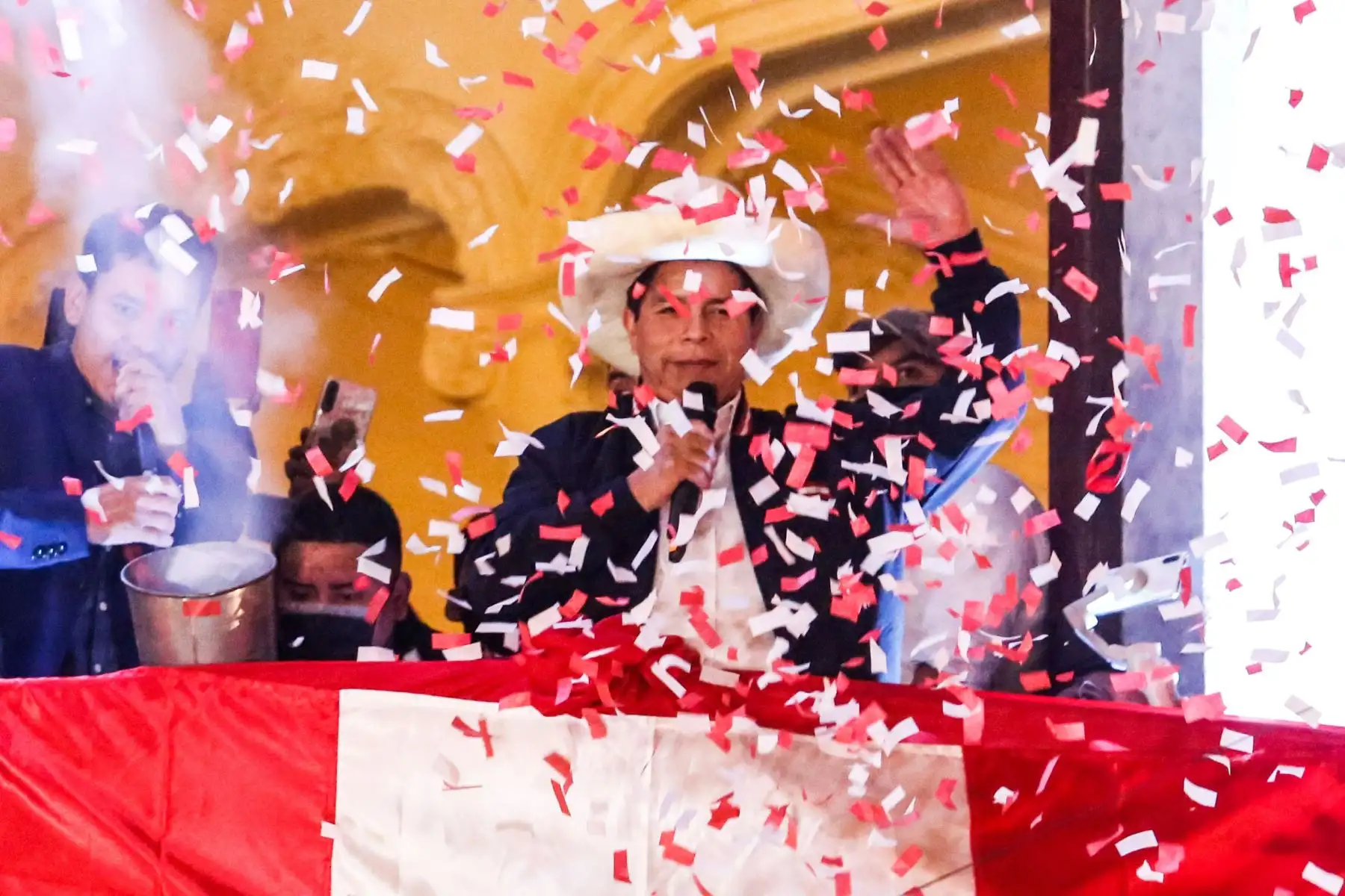 El electo presidente de la República, Pedro Castillo Terrones, hizo un llamado a la unidad de los ciudadanos y anunció un gobierno justo, soberano y digno para todos los peruanos.
Foto: ANDINA/Renato Pajuelo