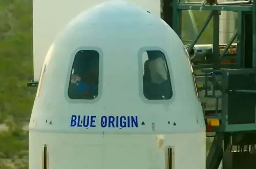 A las 7:47 a.m. (hora peruana) se concluyeron los preparativos y los tripulantes ingresaron a la nave.  Foto: AFP / Blue Origin