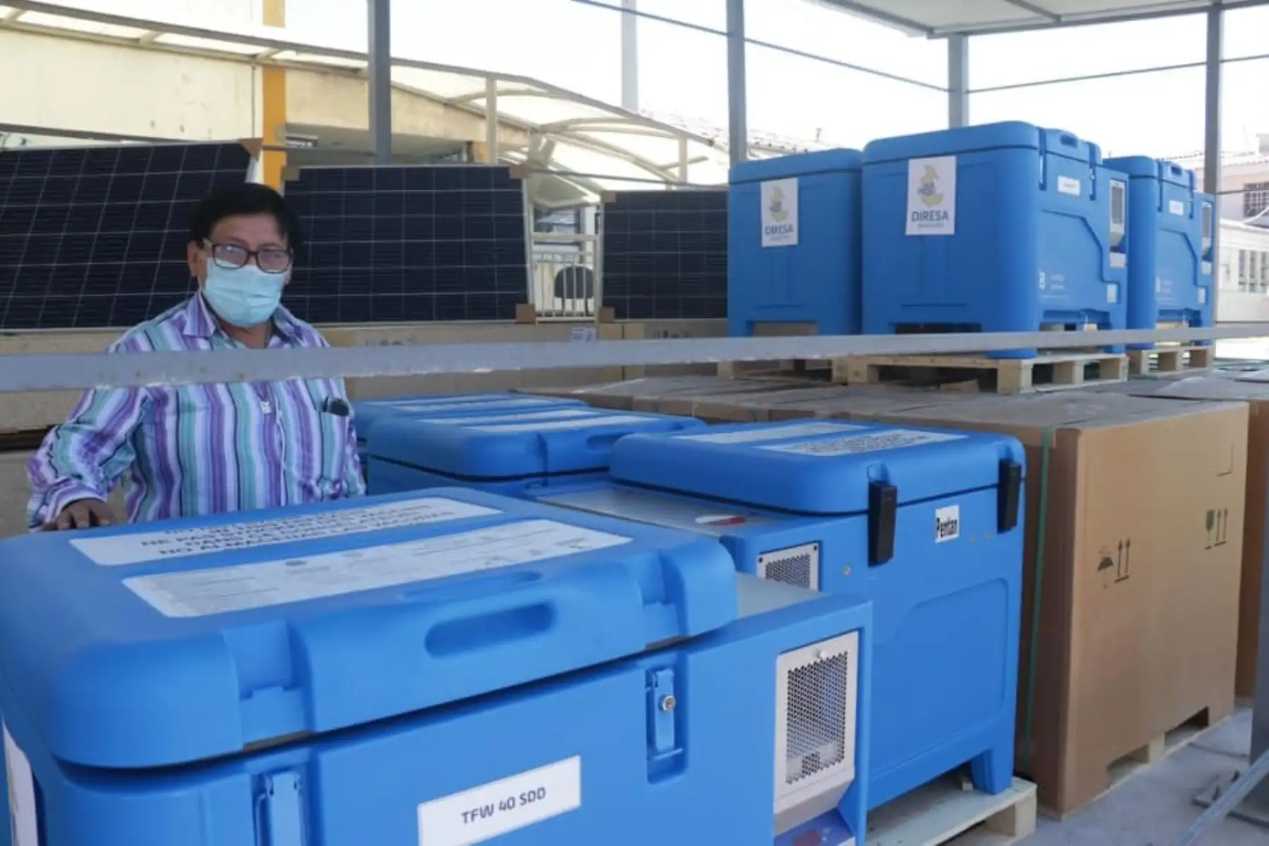 Covid-19: Ayacucho recibió congeladoras y refrigeradoras con paneles solares para vacunas