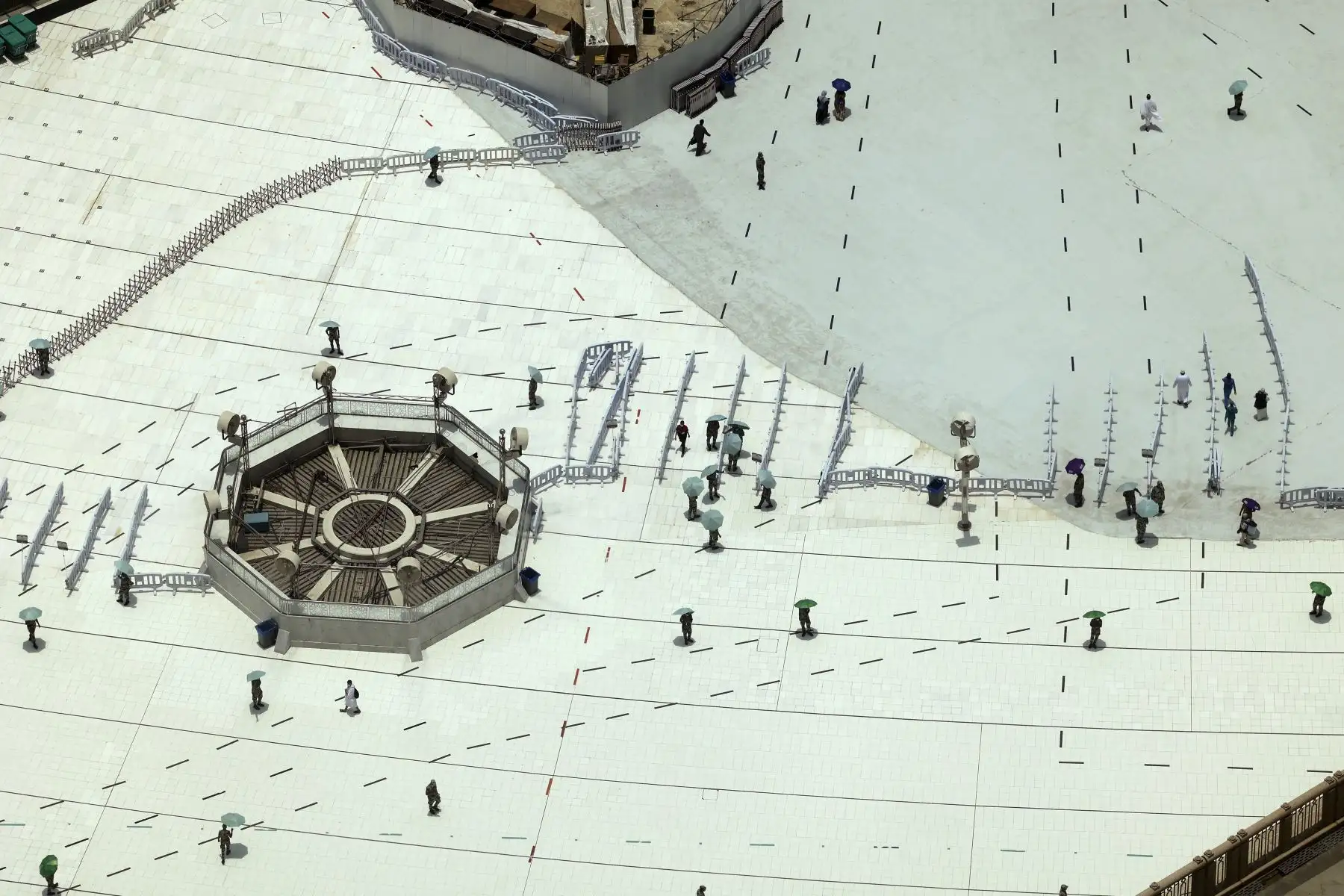 Los fieles llegan para realizar las oraciones de al-Adha el primer día de la fiesta alrededor de la Kaaba, el santuario más sagrado del Islam, en la Gran Mezquita de la ciudad sagrada de La Meca. Foto: AFP