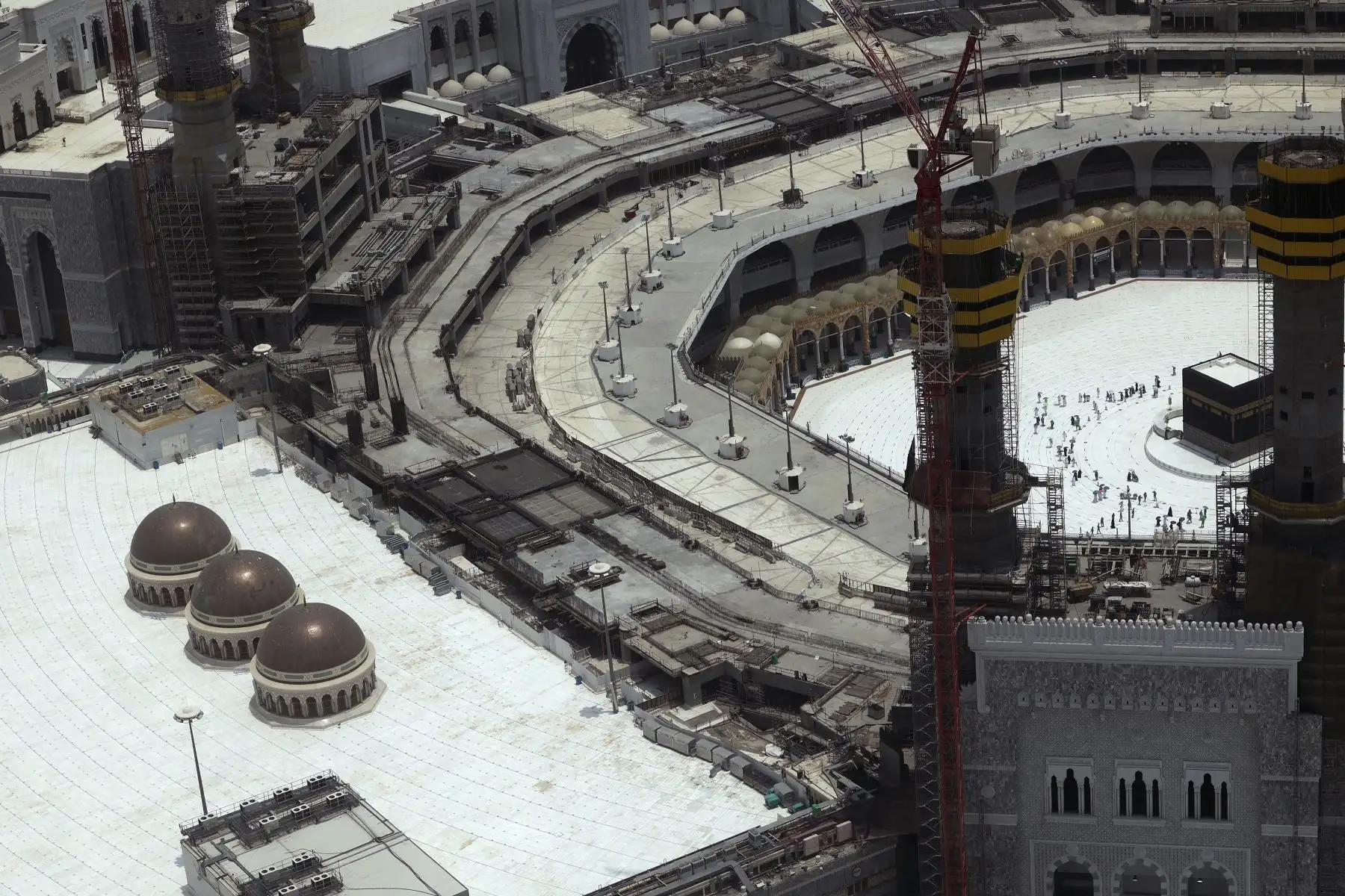 Los fieles realizan las oraciones de al-Adha el primer día de la fiesta alrededor de la Kaaba, el santuario más sagrado del Islam, en la Gran mezquita de la ciudad sagrada de La Meca. Foto: AFP
