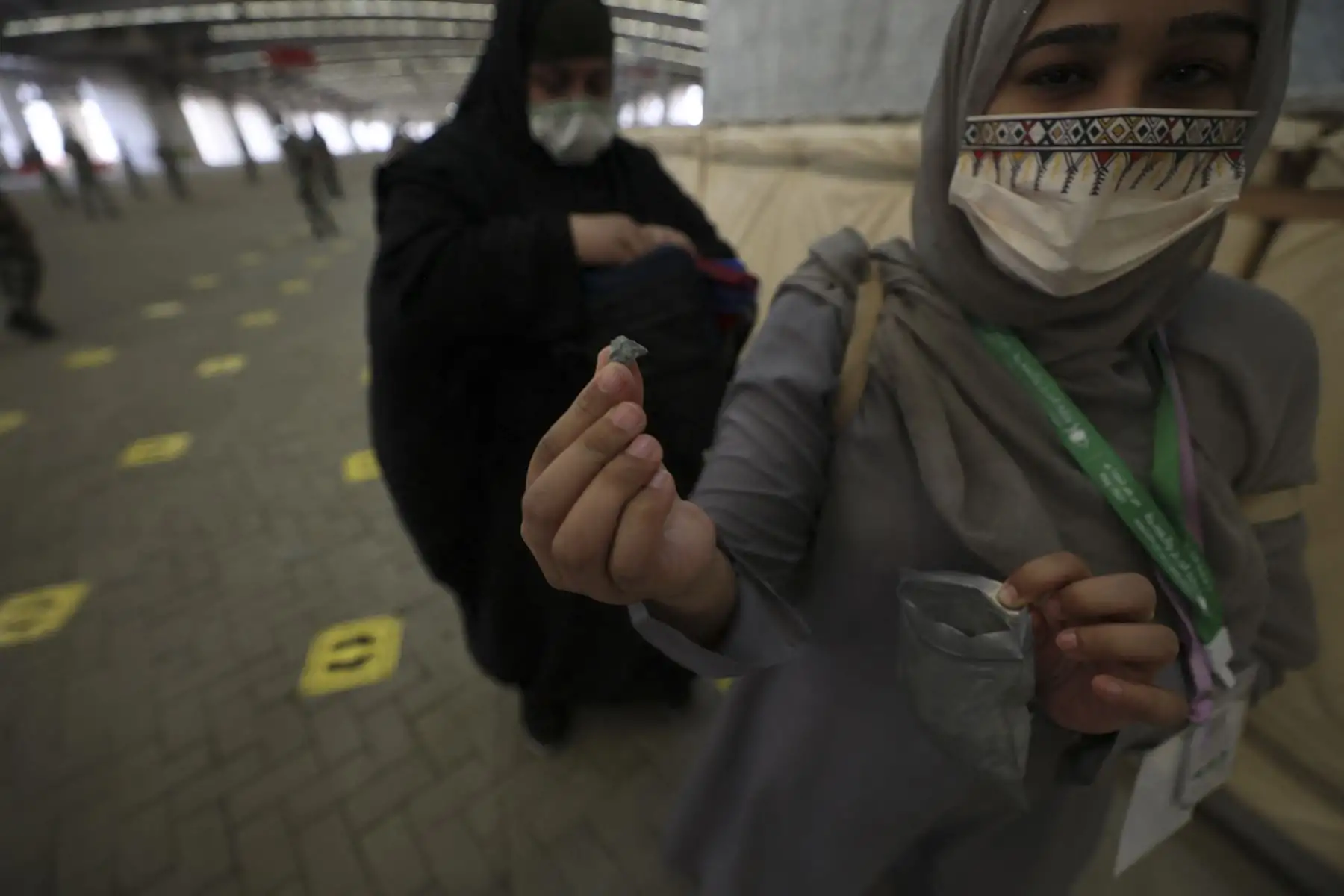 Los adoradores musulmanes arrojan piedras como parte de un ritual simbólico de lapidación del diablo, durante la peregrinación del Hajj en Mina, cerca de la ciudad sagrada de La Meca, en Arabia Saudita. Foto: AFP