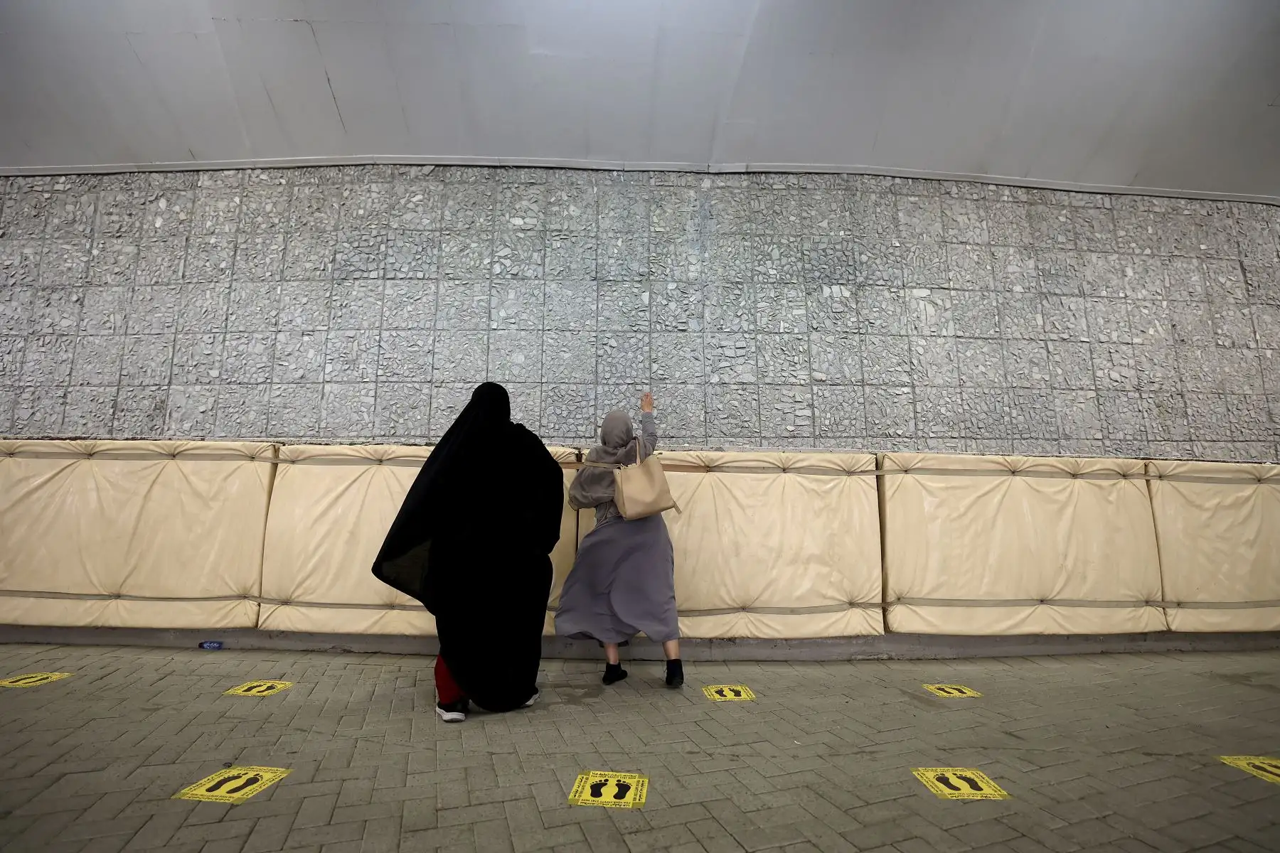 Los adoradores musulmanes arrojan piedras como parte de un ritual simbólico de lapidación del diablo, durante la peregrinación del Hajj en Mina, cerca de la ciudad sagrada de La Meca, en Arabia Saudita. Foto: AFP