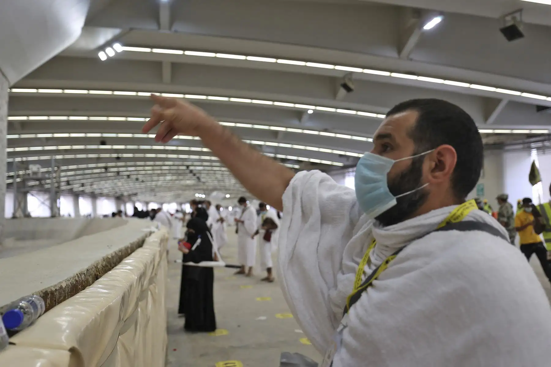Los adoradores musulmanes arrojan piedras como parte de un ritual simbólico de lapidación del diablo, durante la peregrinación del Hajj en Mina, cerca de la ciudad sagrada de La Meca, en Arabia Saudita. Foto: AFP